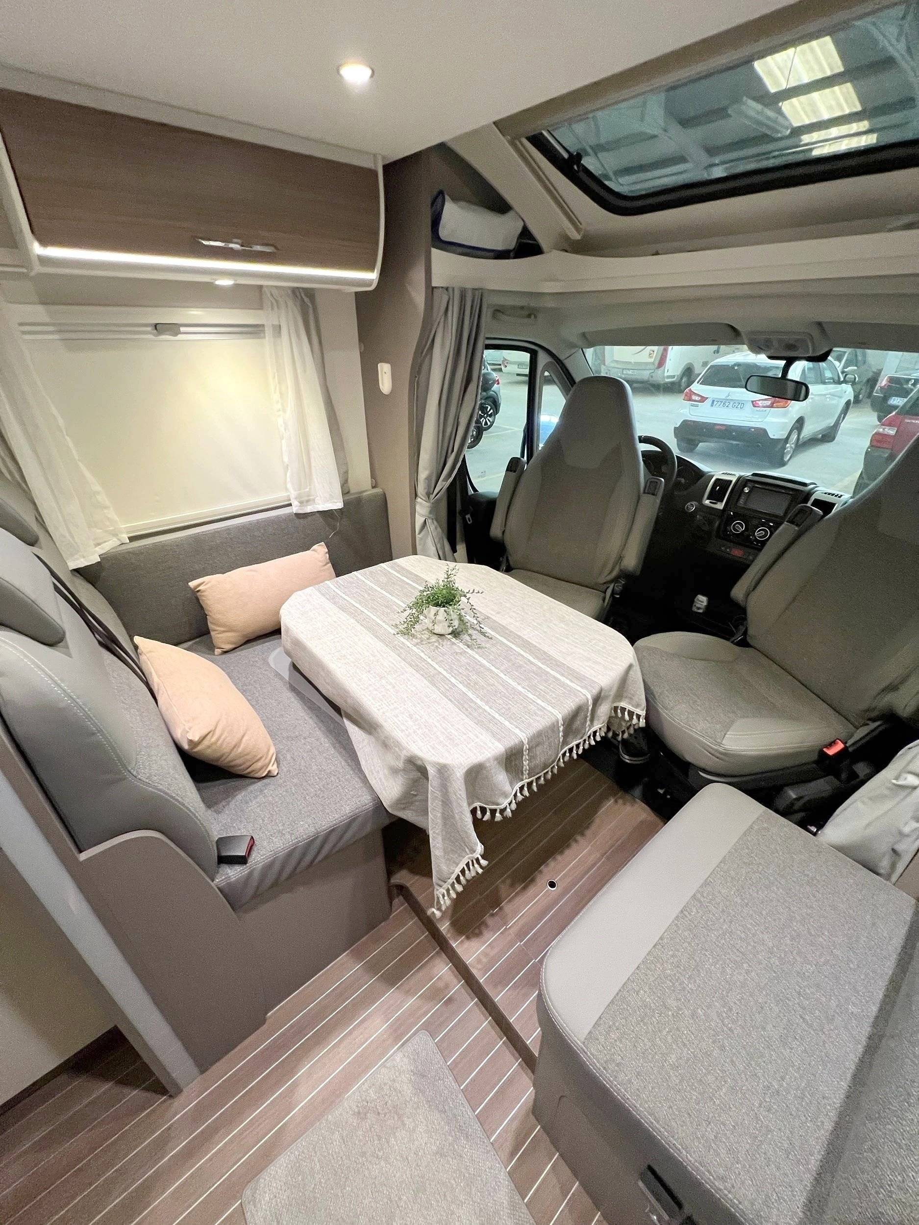 Área de jantar Fiat Ducato 2,3 l 140 CV - Yescapa