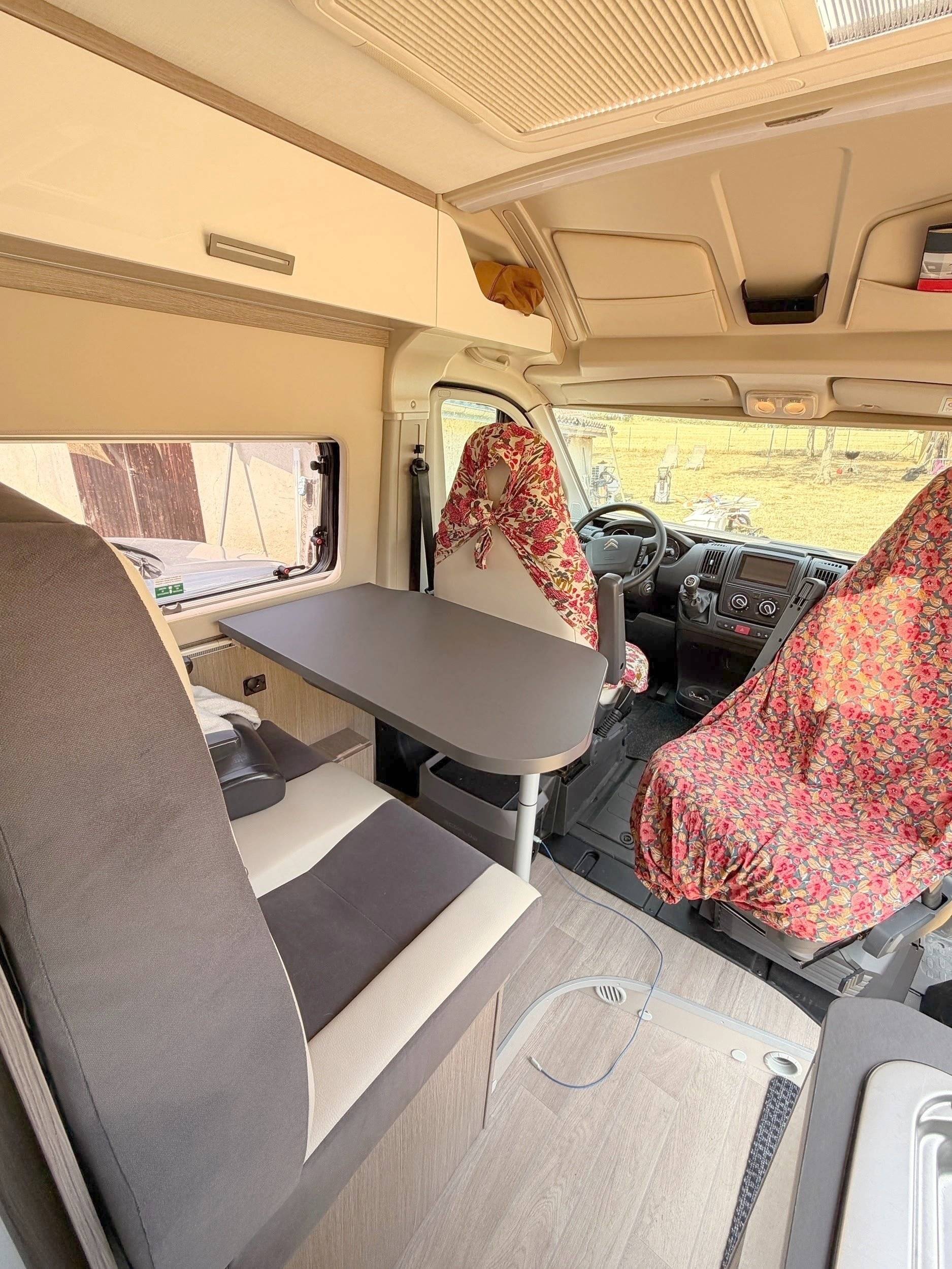 Área de jantar Citroën 2.2L 140CV - Yescapa