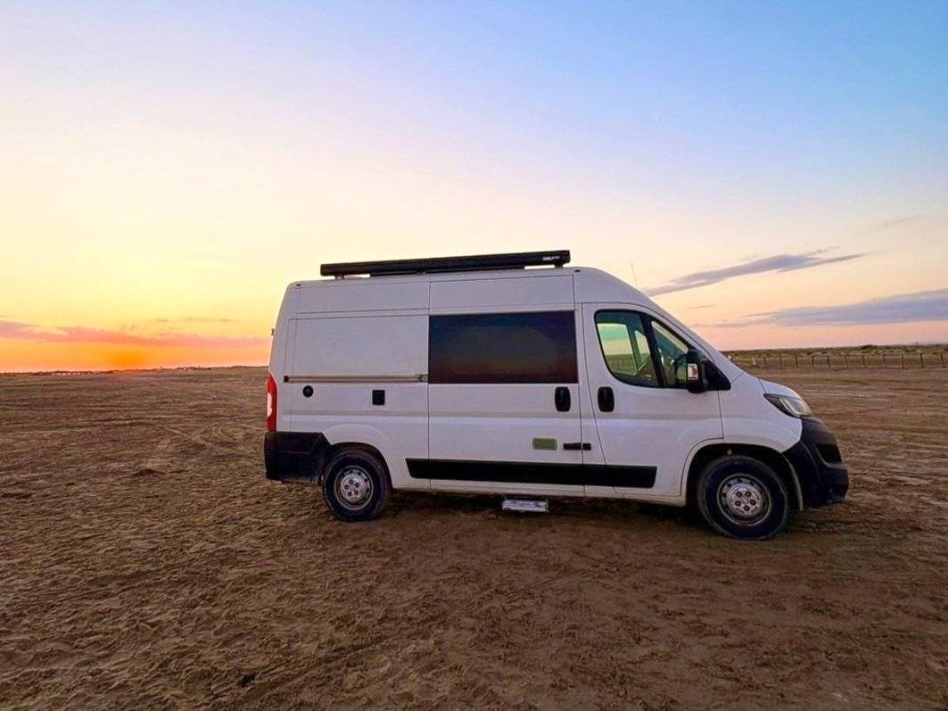 Front view from 3/4 Peugeot Boxer 2.2 Blue HDI 140ch - Yescapa
