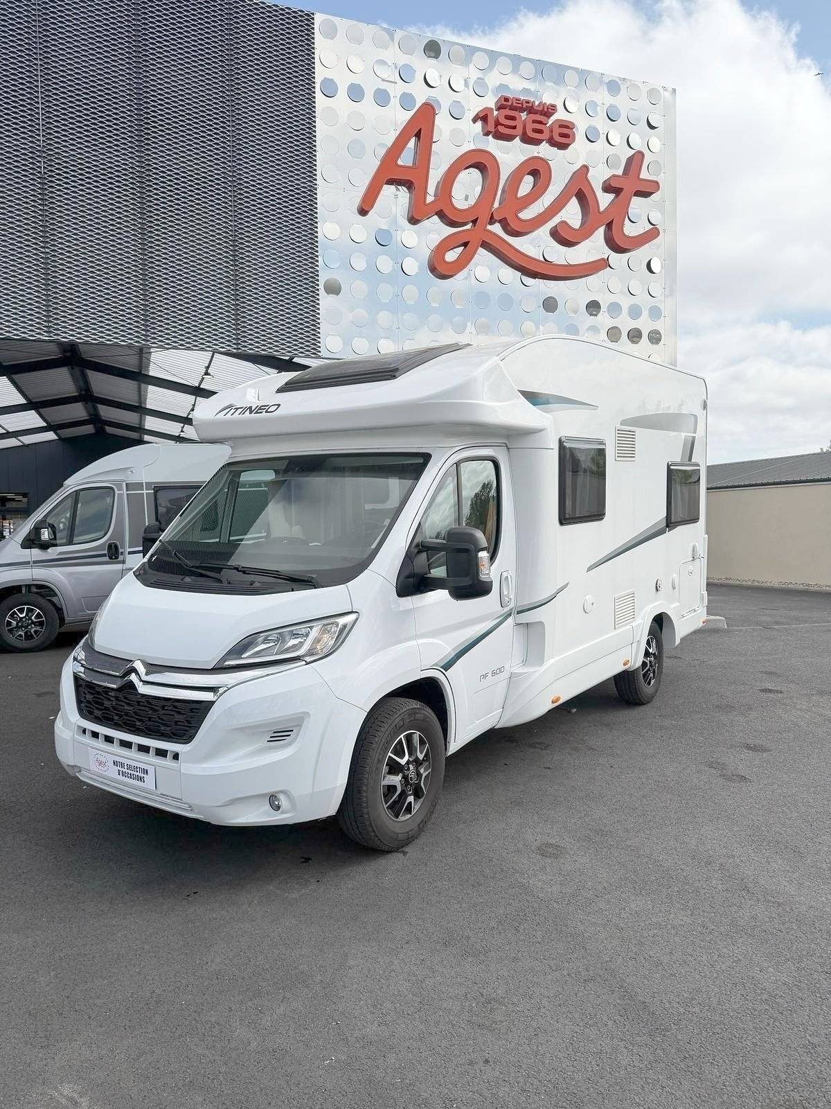 Vista del vehicle angle davanter Citroën Citroen jumper 2.2l 140cv - Yescapa