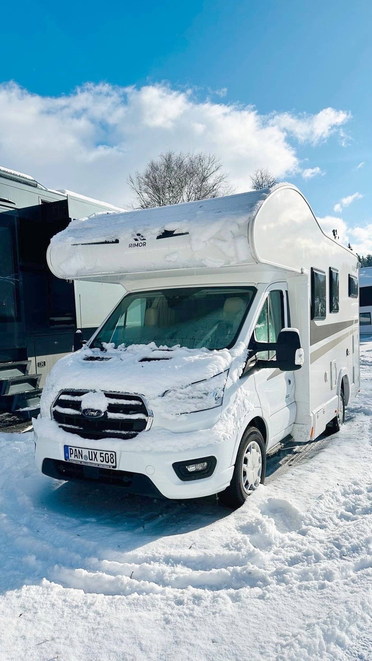 Vista del vehículo ángulo delantero Ford Transit 2,2 l 155 ch - Yescapa