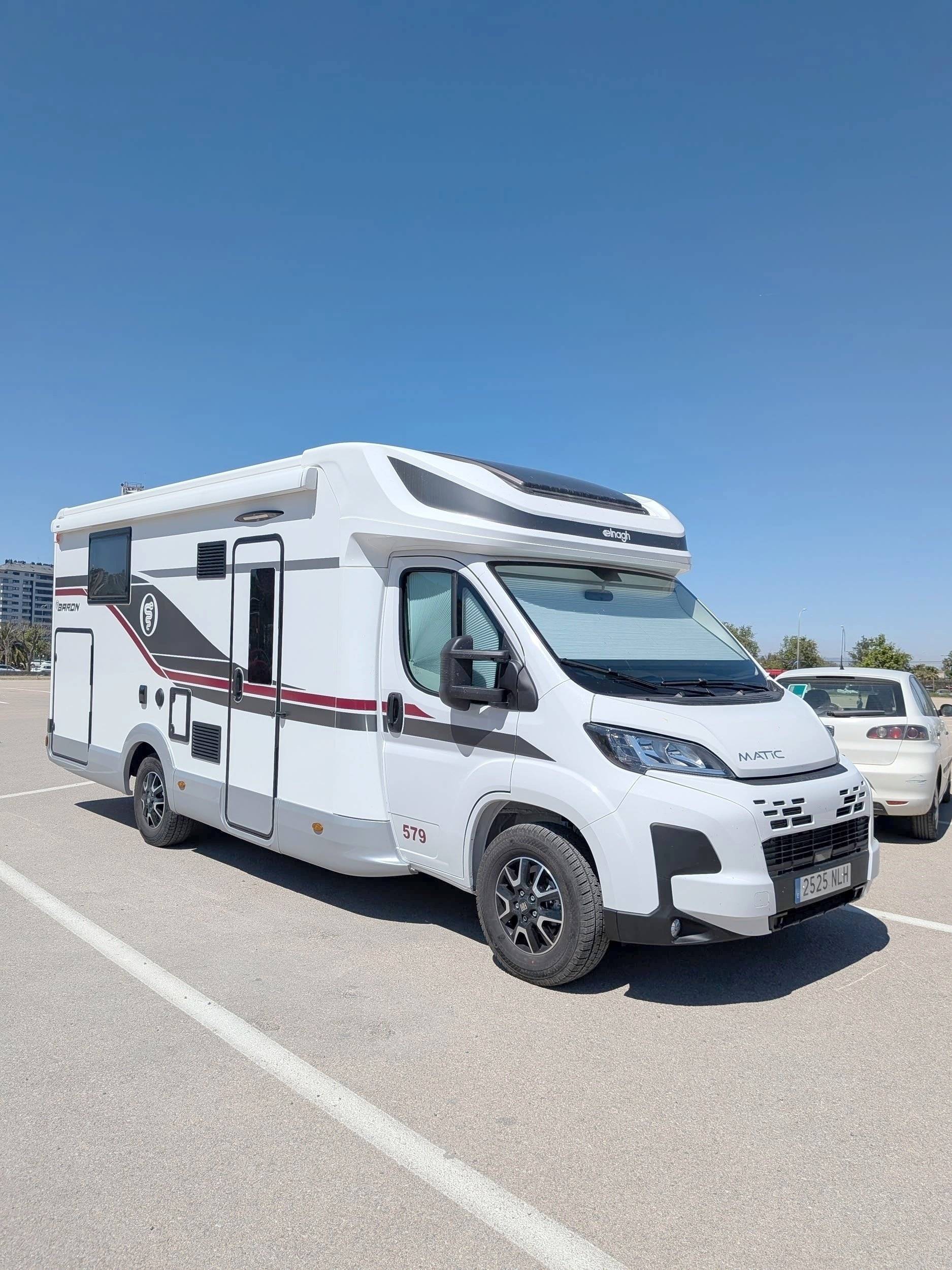 Vista del vehicle angle davanter Fiat 2.3 140CV - Yescapa