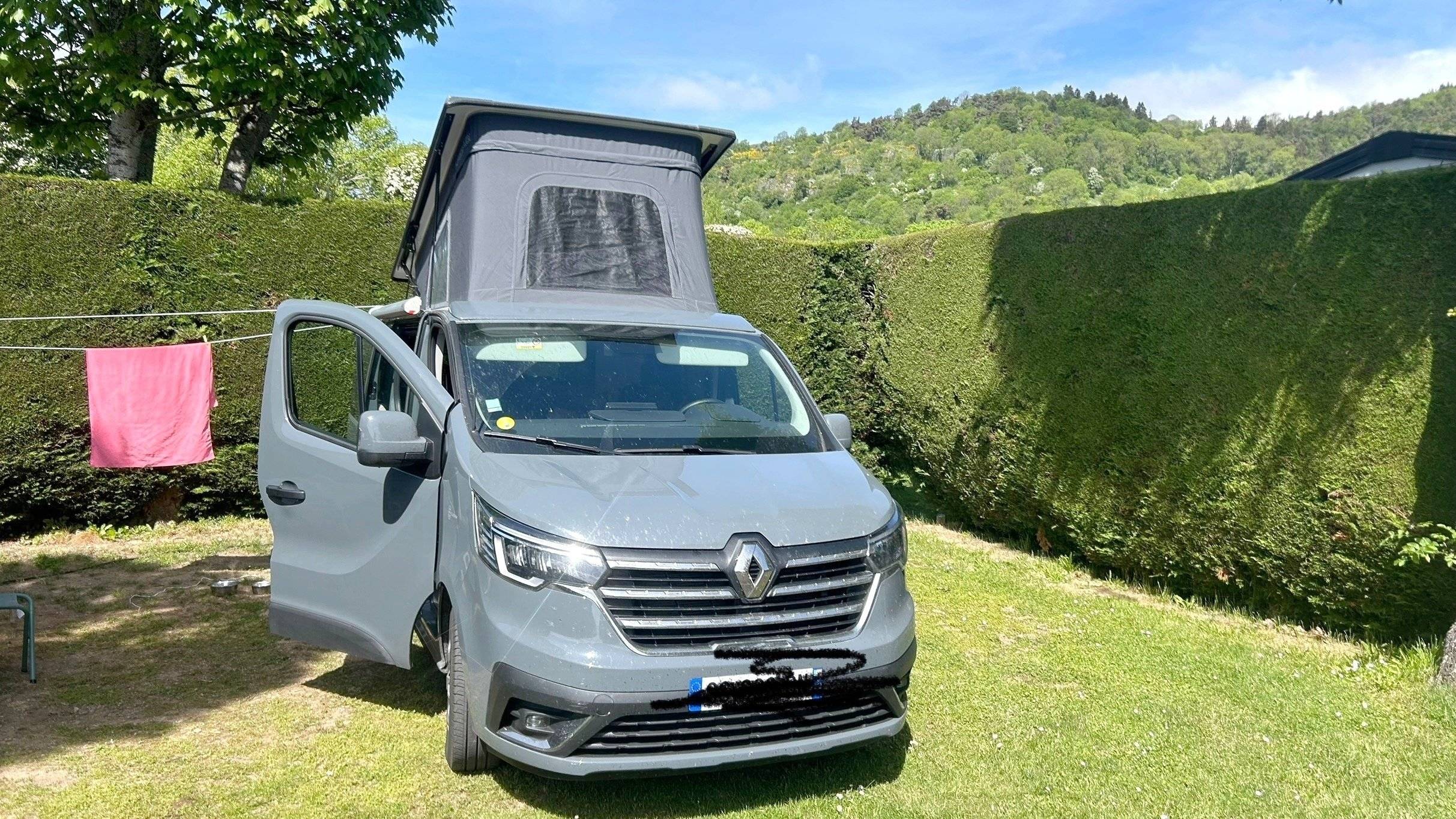 Front view from 3/4 Renault Renault Trafic - Yescapa