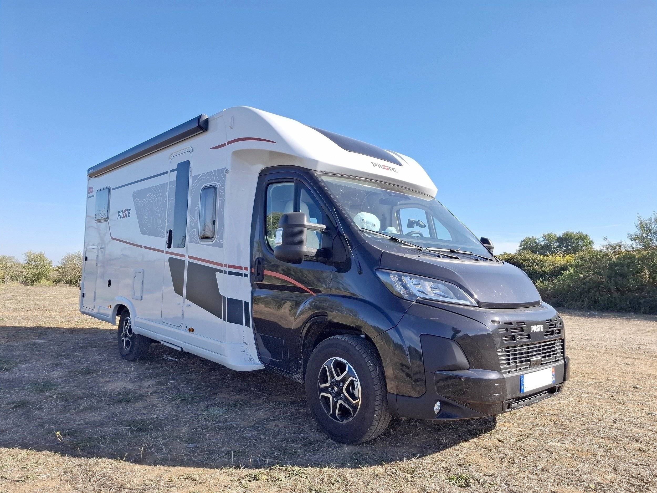 Vista de 3/4 Fiat Fiat Ducato, 2.3 l 140 Multijet, Euro 6d-Temp - Yescapa