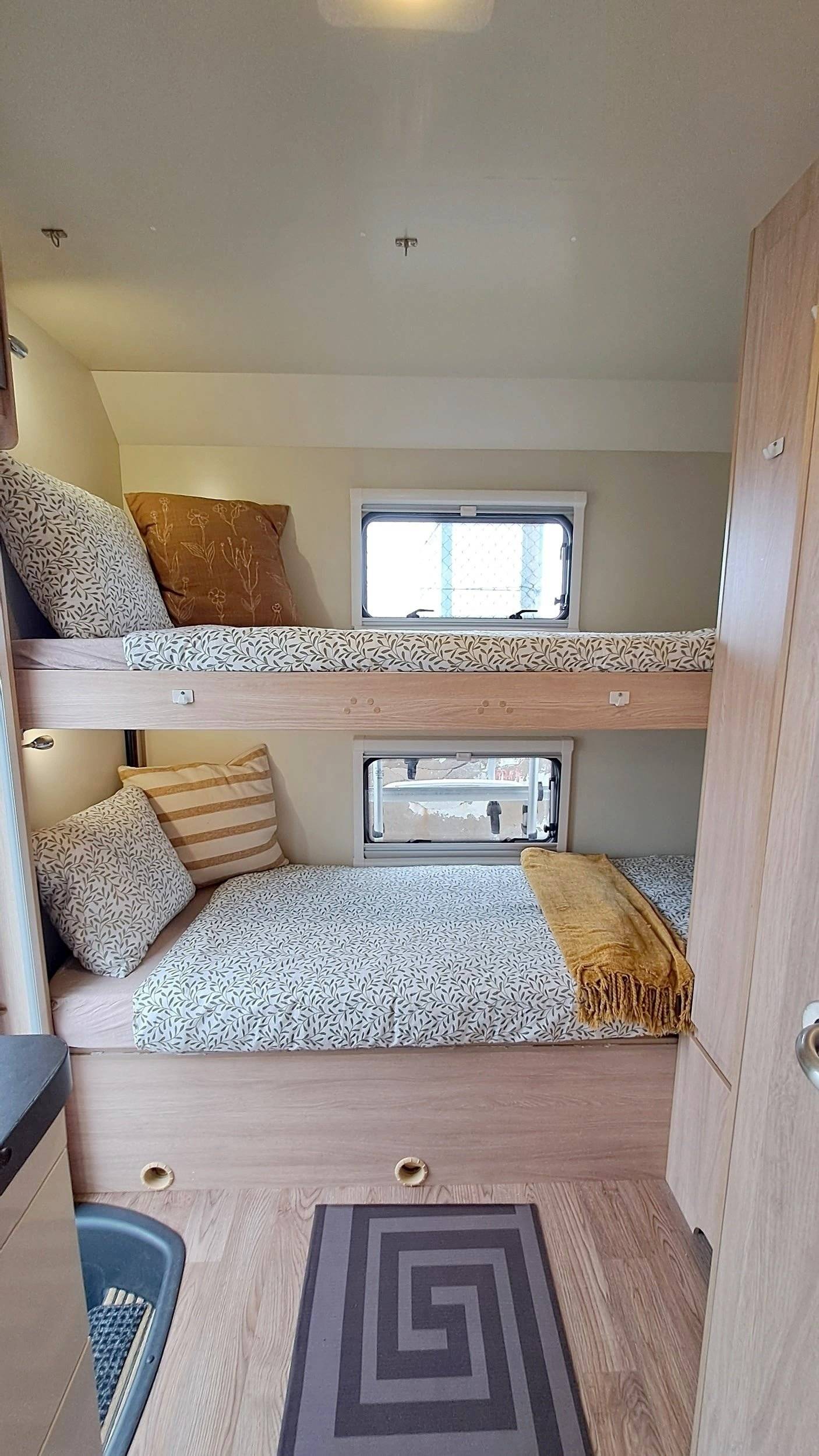 Slaapplaatsen Citroën Citroen Jumper 2,2 l Blue HDi (103kW / 140PS) - Yescapa