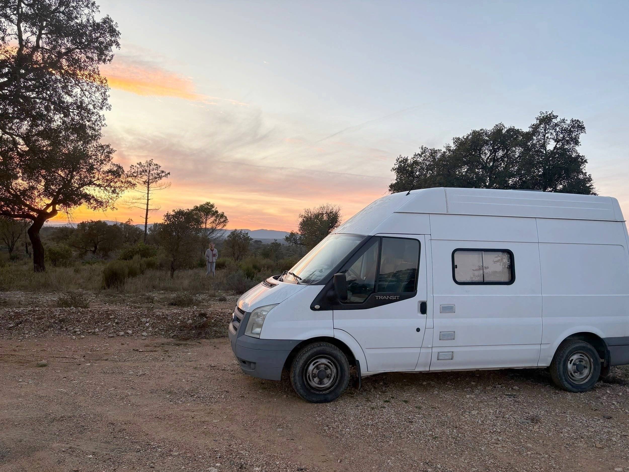 schräge Vorderansicht Ford Transit 2,0 l 115 ch - Yescapa