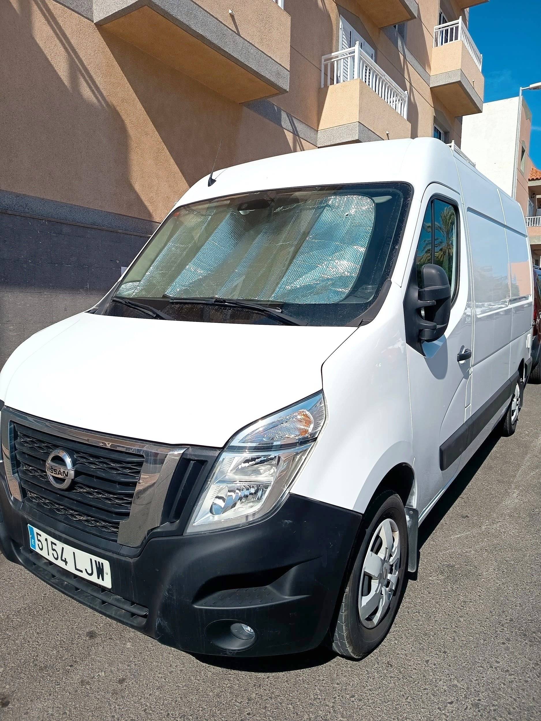 Front view from 3/4 Nissan Nissan NV400 - Yescapa