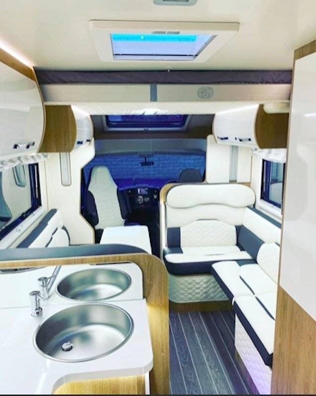 Location Low profile motorhome Royal Wootton Bassett Odyssey Roller Team Auto Roller 707