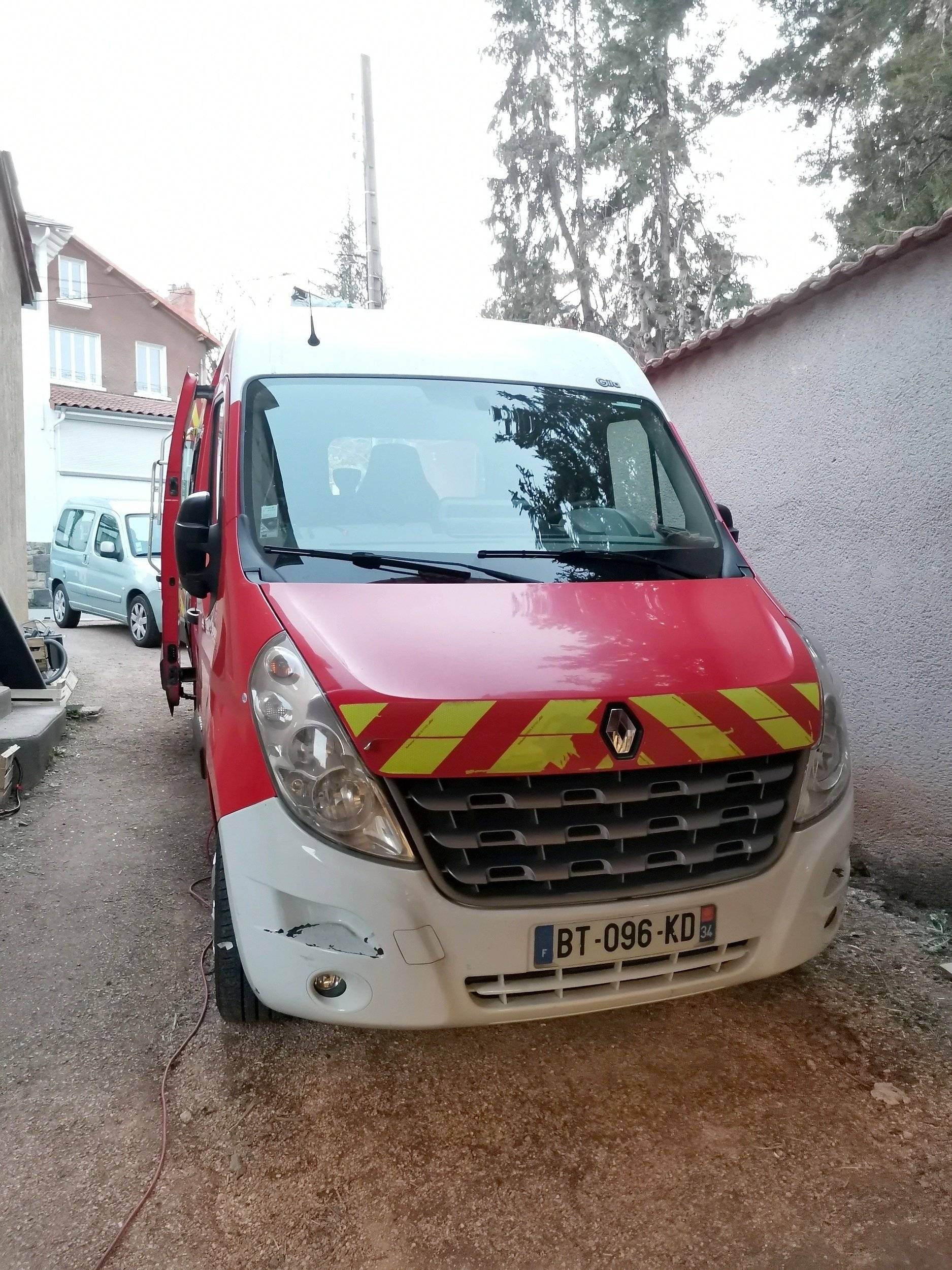 Vista del vehículo ángulo delantero Renault Renault Master - Yescapa
