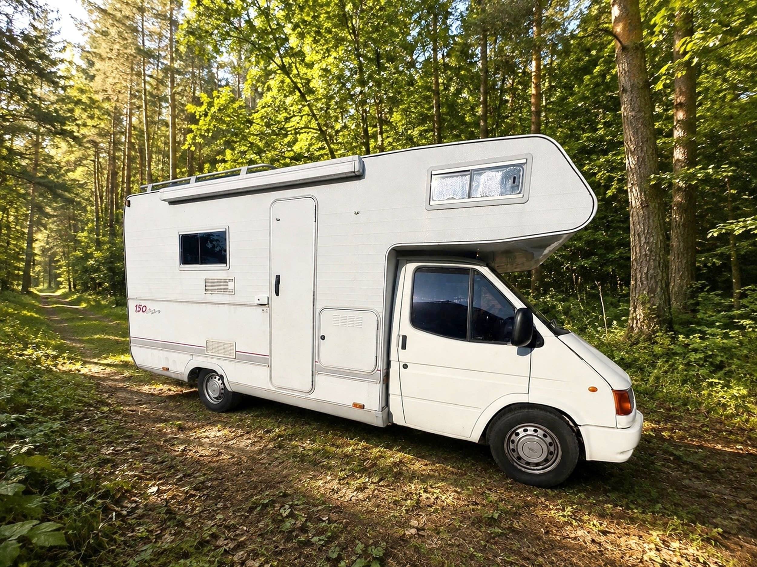 Vue avant de 3/4 Ford Transit - Yescapa