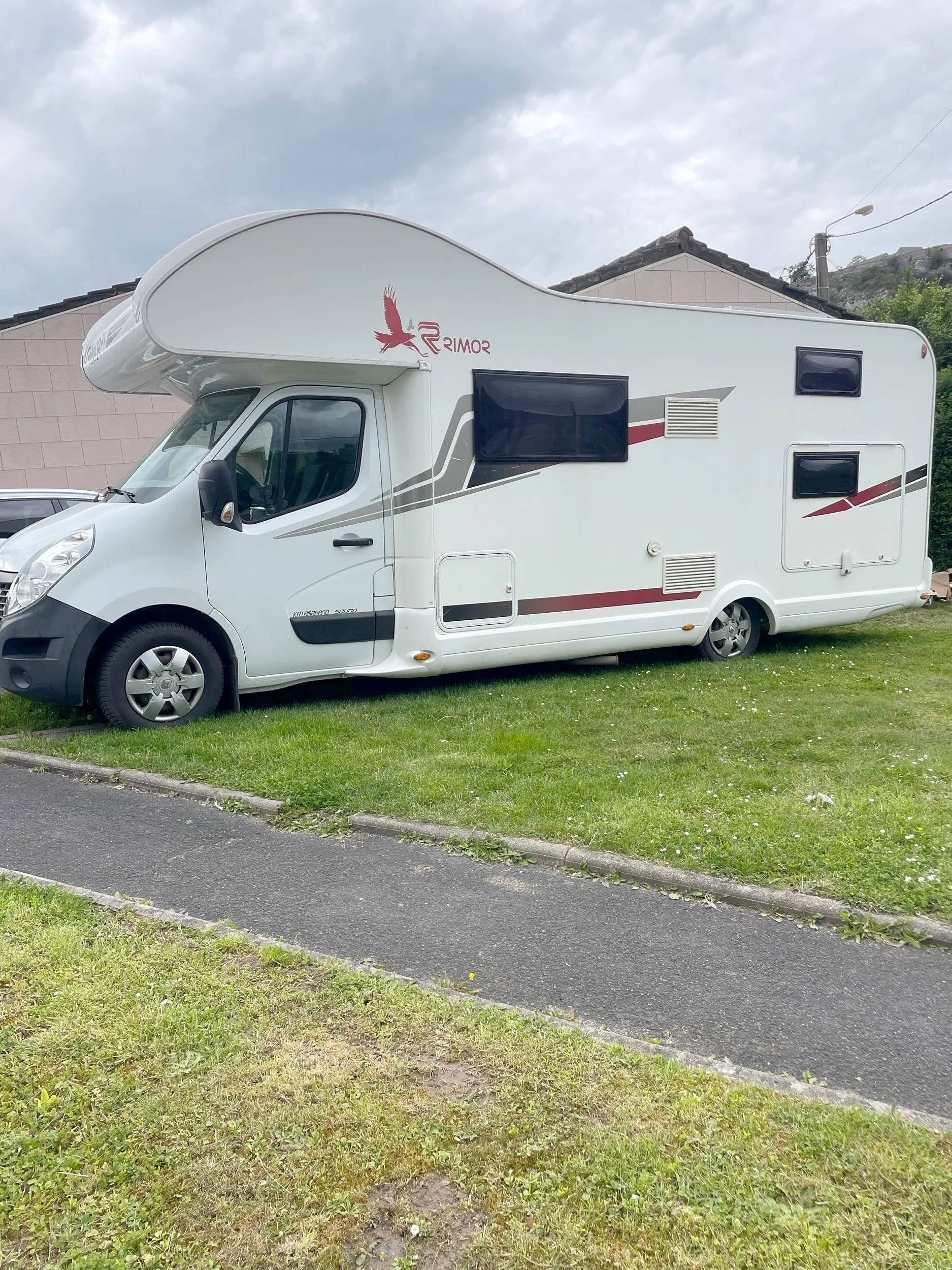 schräge Vorderansicht Renault Master 2,3 l dci 130 ch - Yescapa