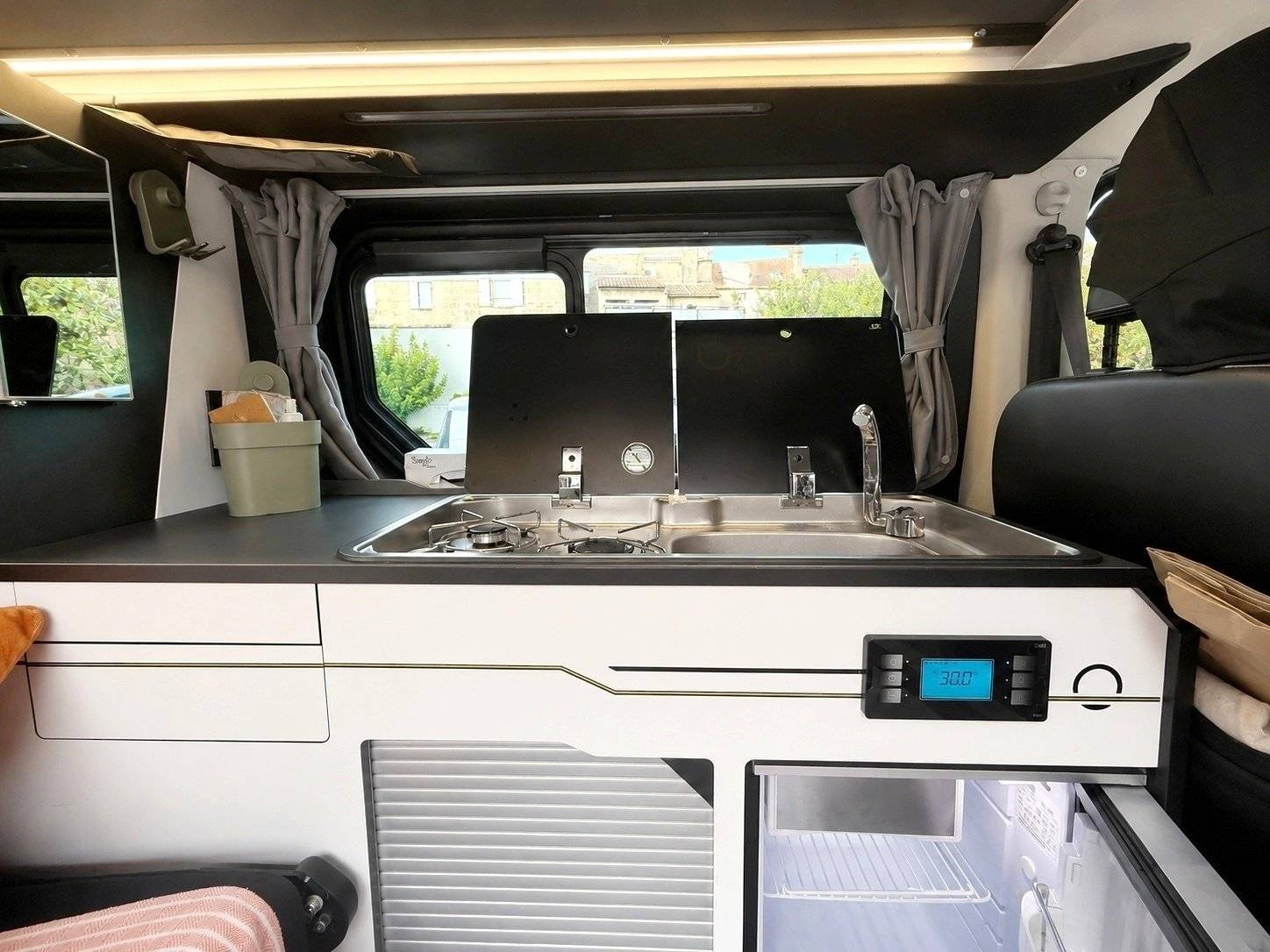 Dining Area Renault Renault trafic 2.0 DCI 145CV - Yescapa