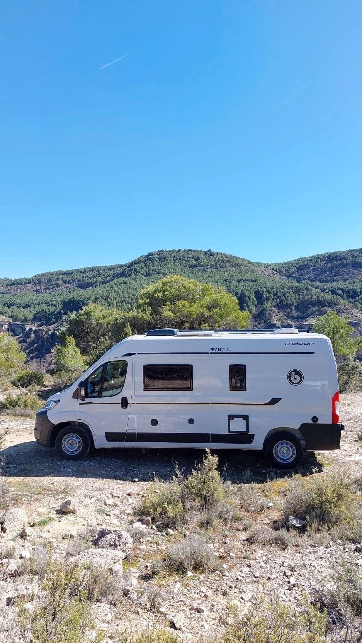 Front view from 3/4 Fiat Ducato 120 Multijet - Yescapa