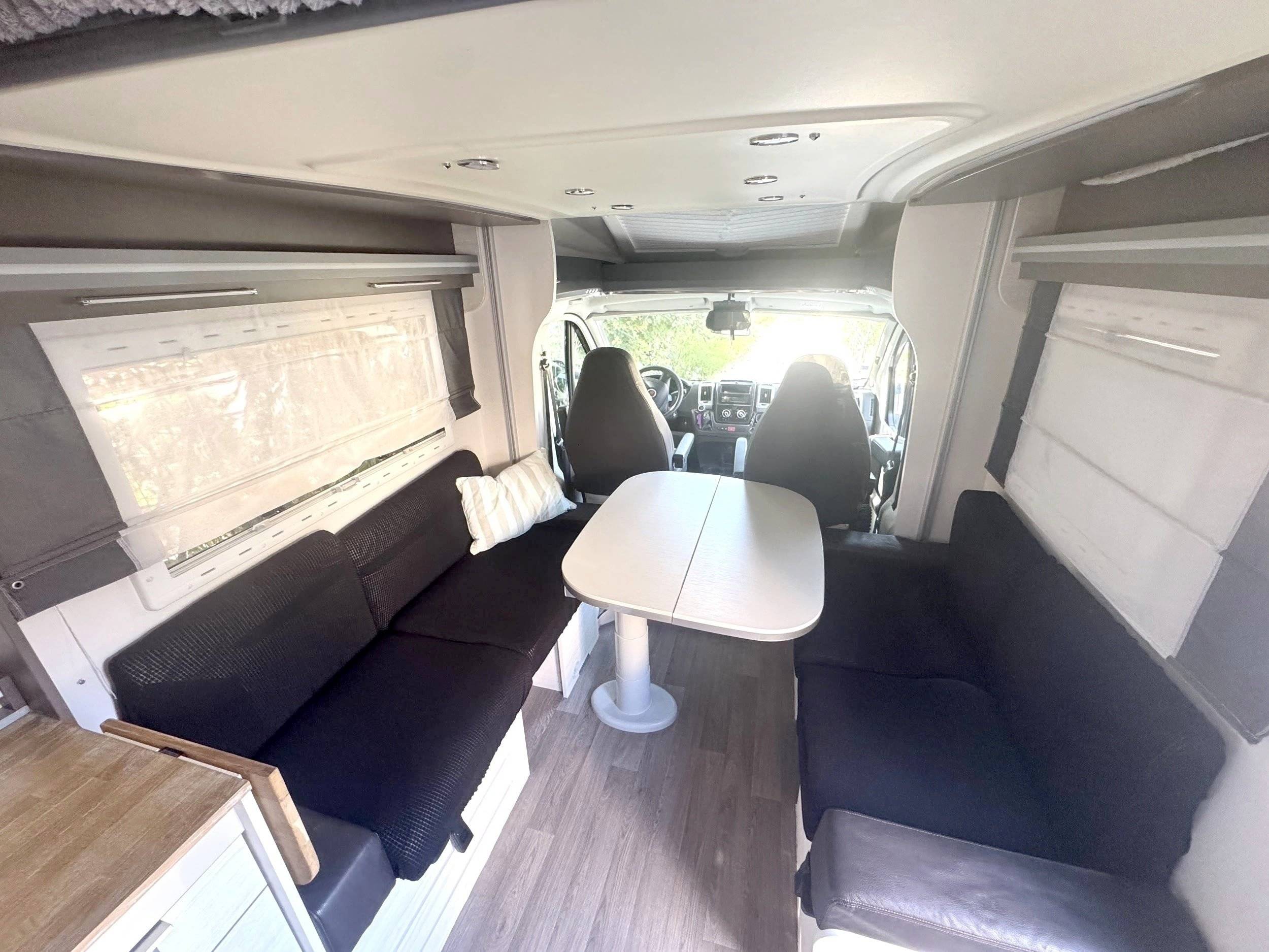 Dining Area Fiat 2,3 l 130 ch. - Yescapa