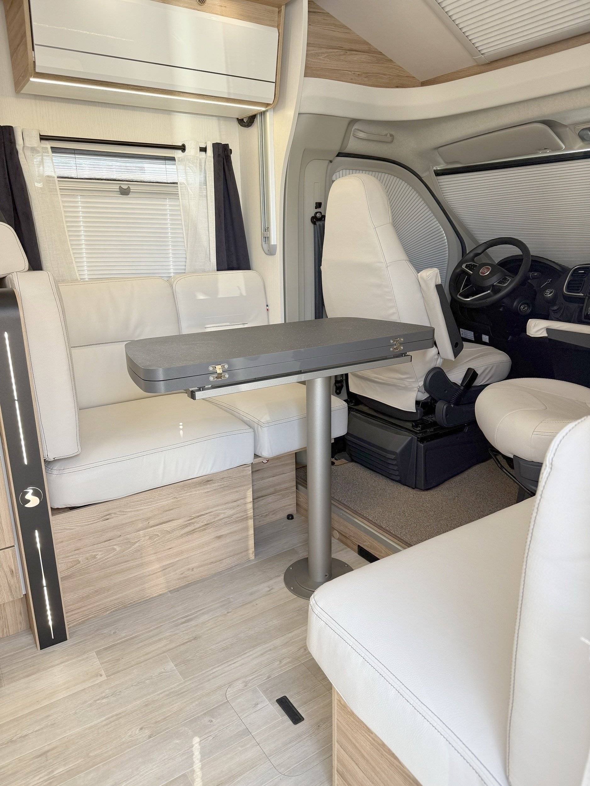 Dining Area Fiat Ducato Multijet 3  140 - Yescapa