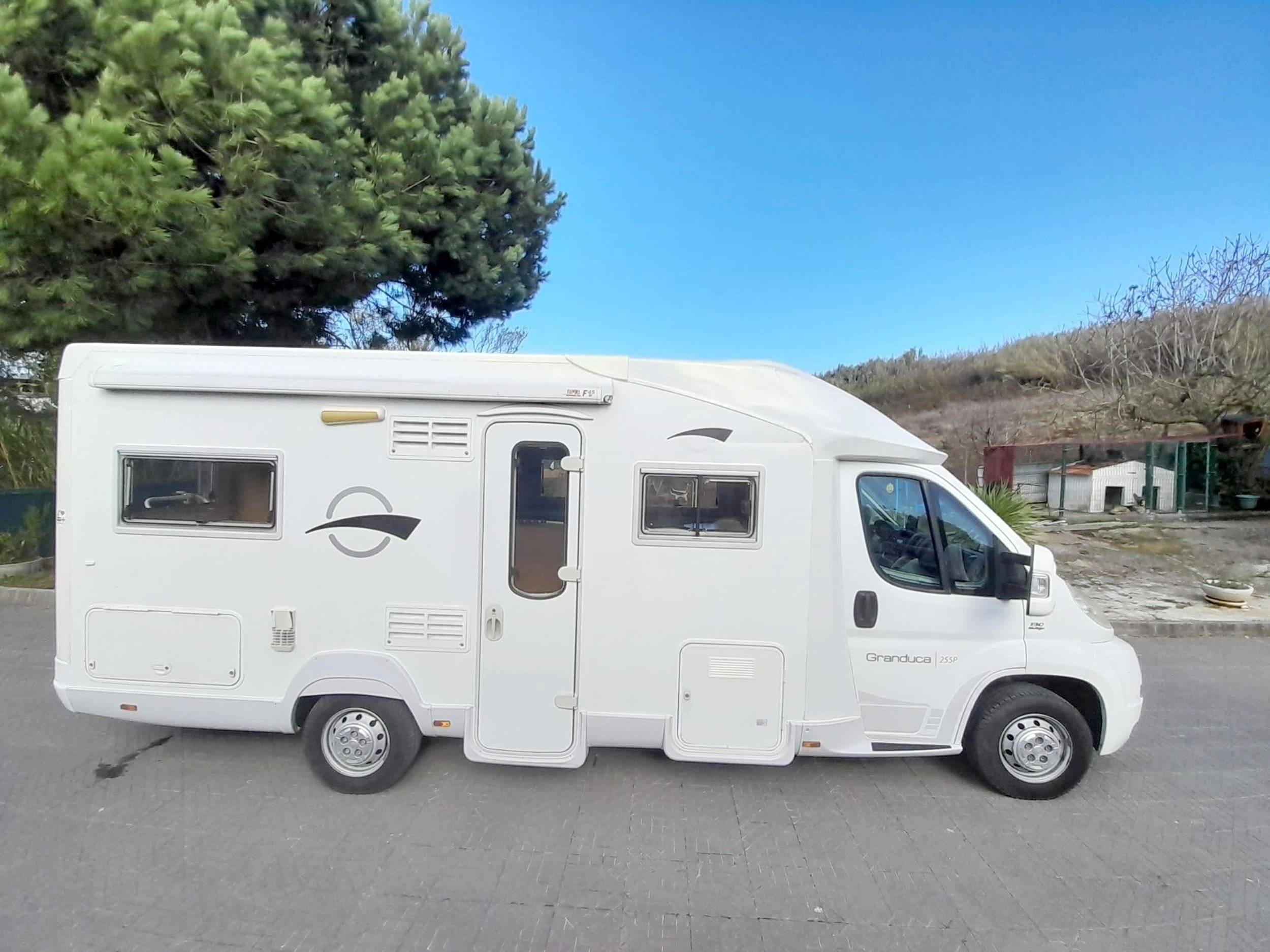 Vue avant de 3/4 Fiat 2,3 l 130 ch - Yescapa