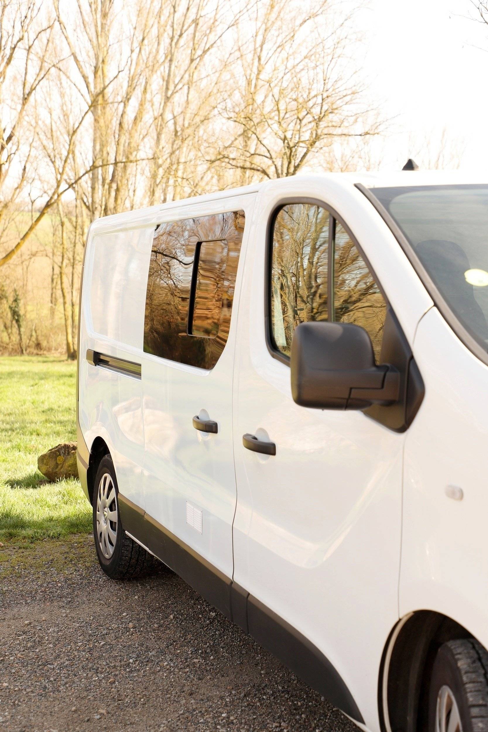 Vue avant de 3/4 Renault Trafic 3 - Yescapa