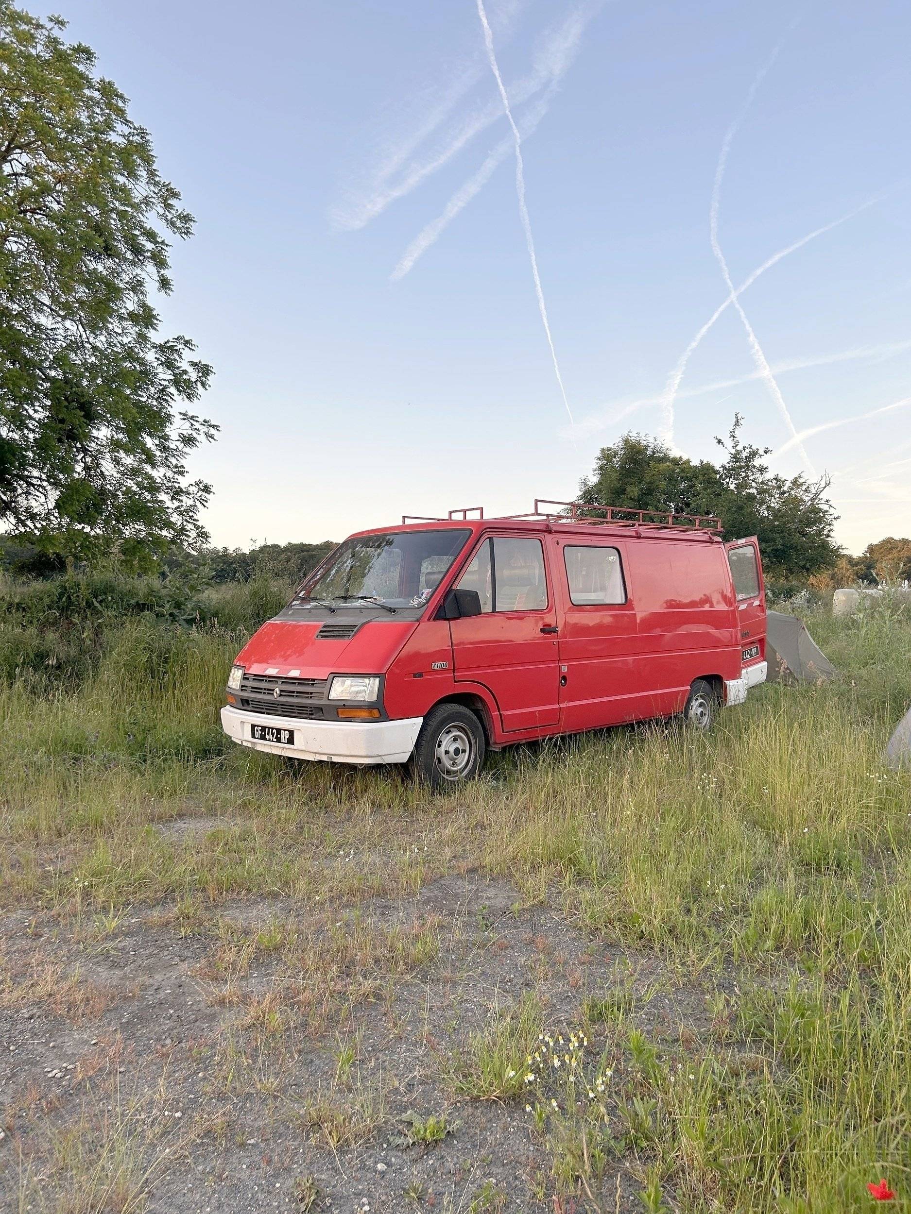 schräge Vorderansicht Renault Trafic - Yescapa