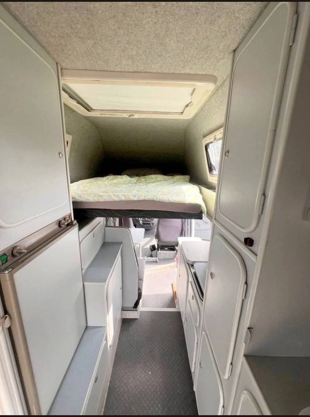 Berth Mercedes Sprinter 313CDI - Yescapa