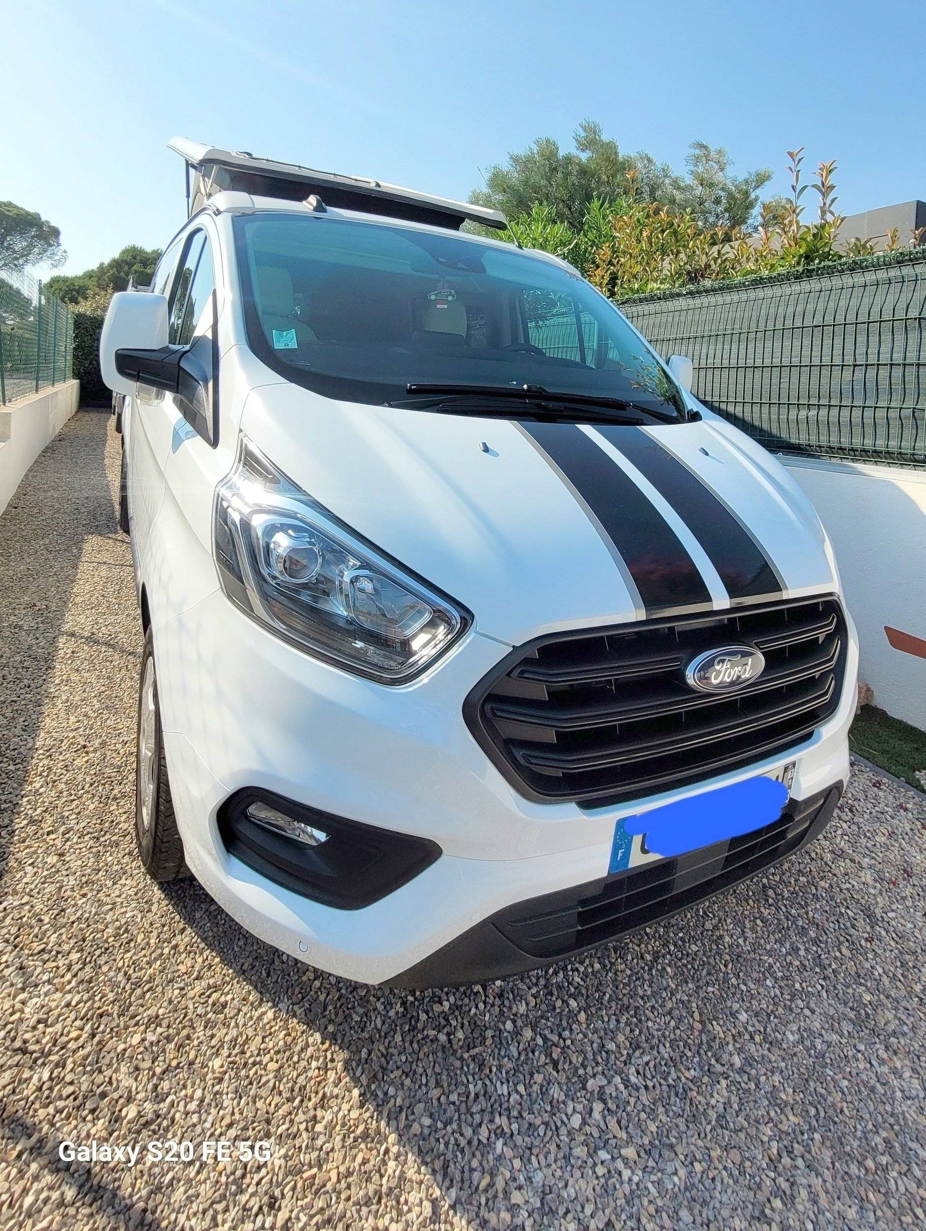 schräge Vorderansicht Ford ford transit - Yescapa