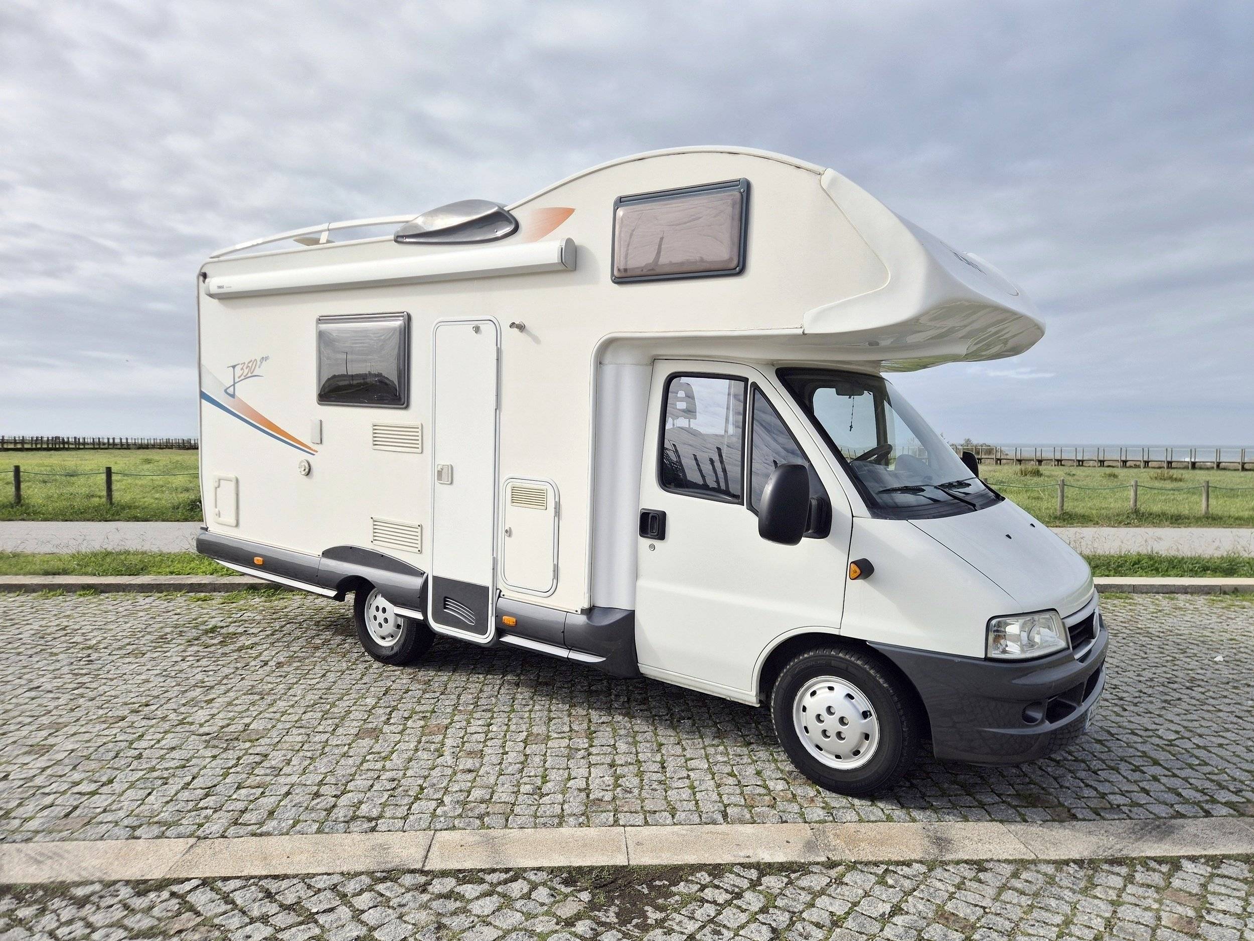 Vista del vehicle angle davanter Fiat Ducato 2.8 JTD - Yescapa