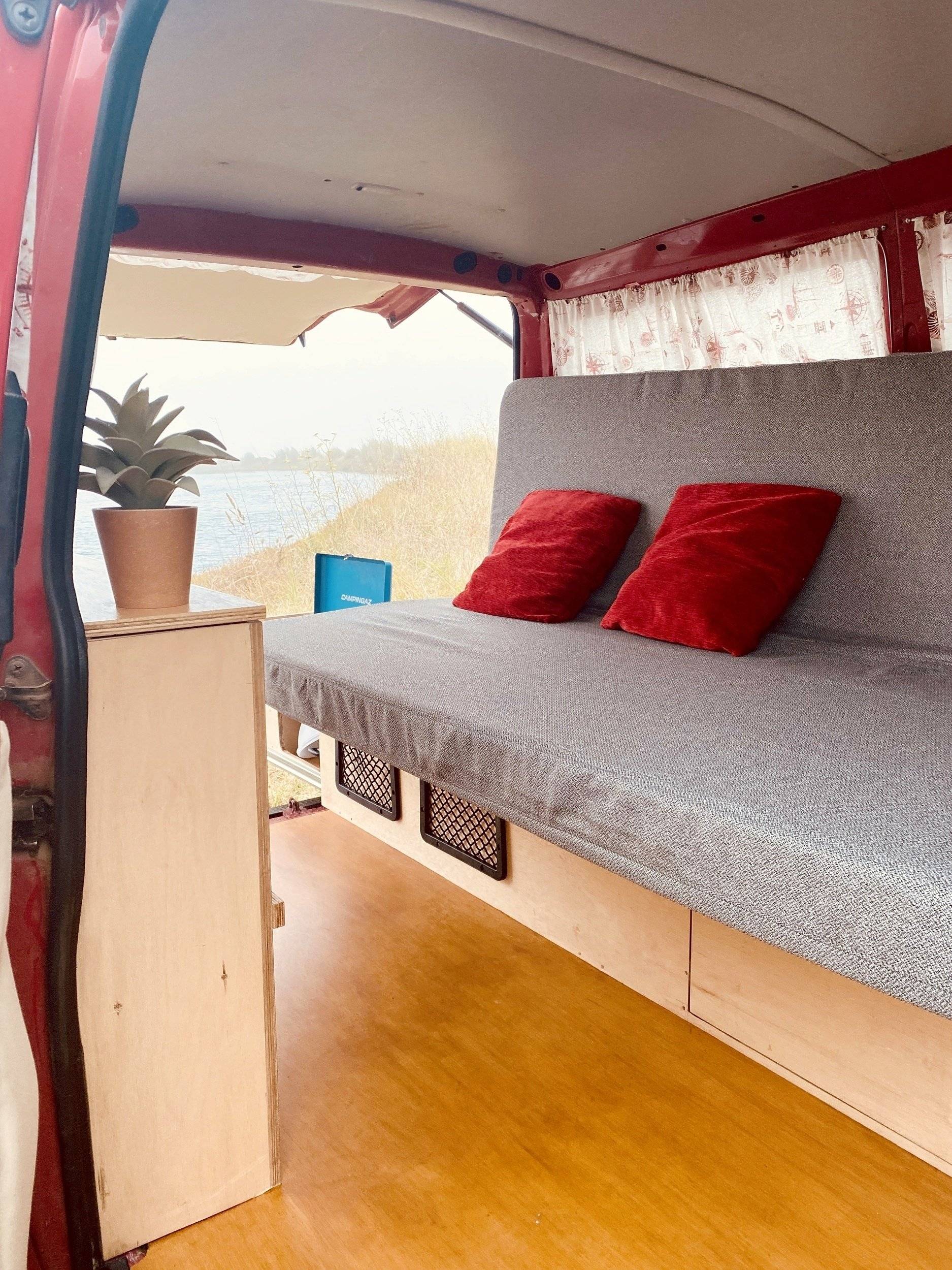 Dining Area Volkswagen Volkswagen Transporter - Yescapa