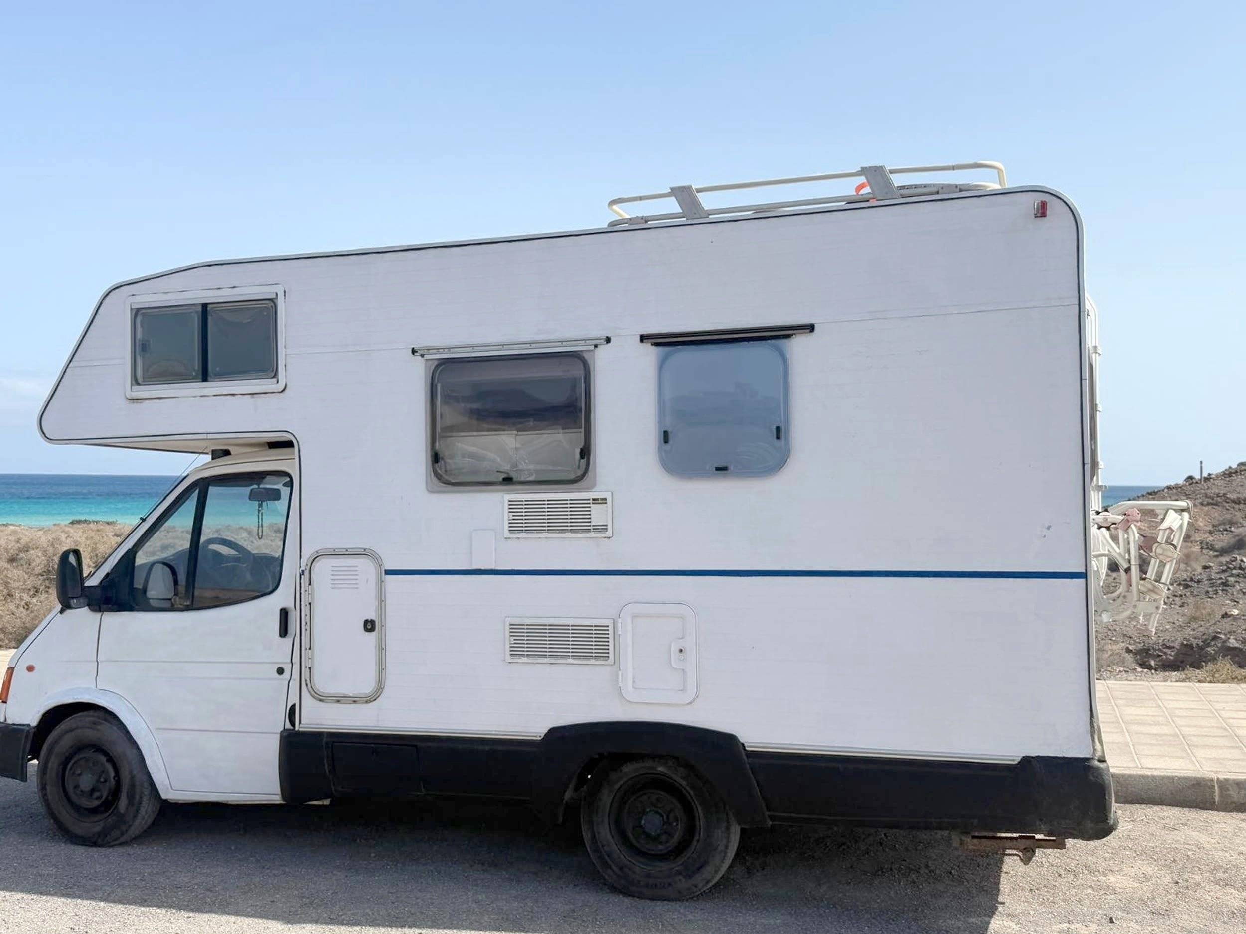Vista de 3/4 Ford Ford Transit 120 - Yescapa