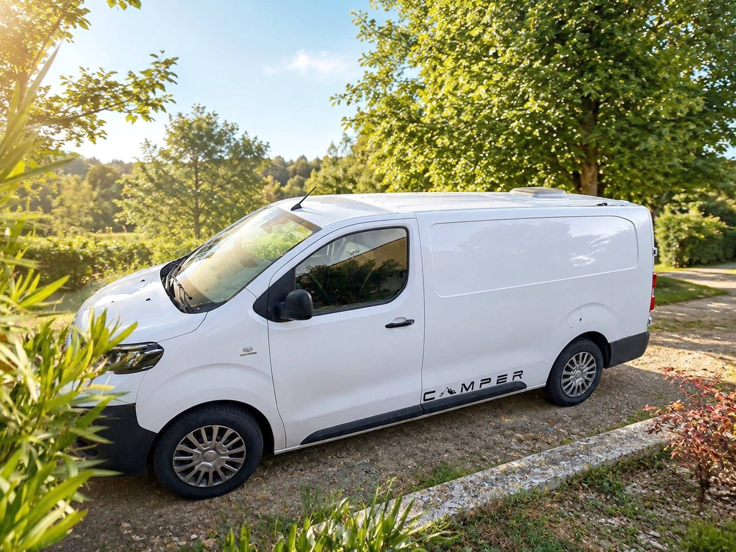 Front view from 3/4 Toyota Proace - Yescapa