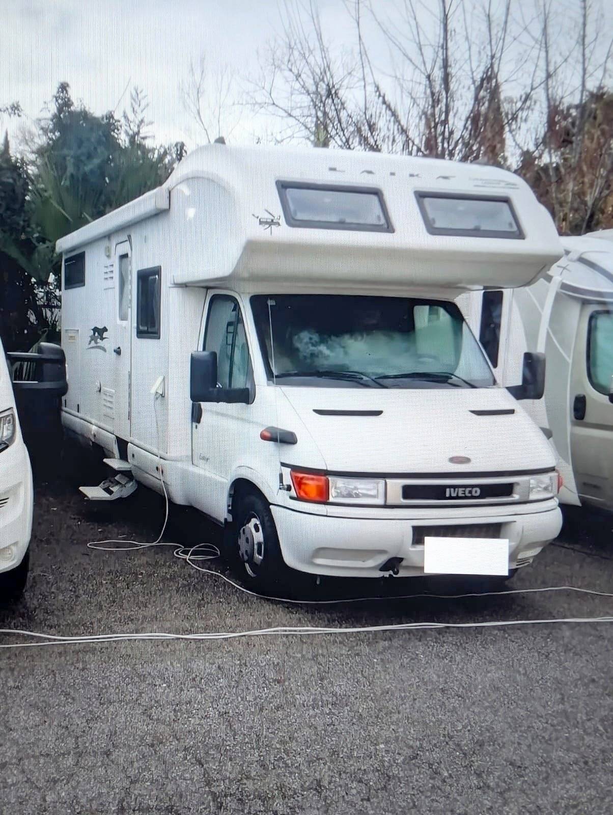 Vue avant de 3/4 Iveco Iveco 35c15 2800 td - Yescapa