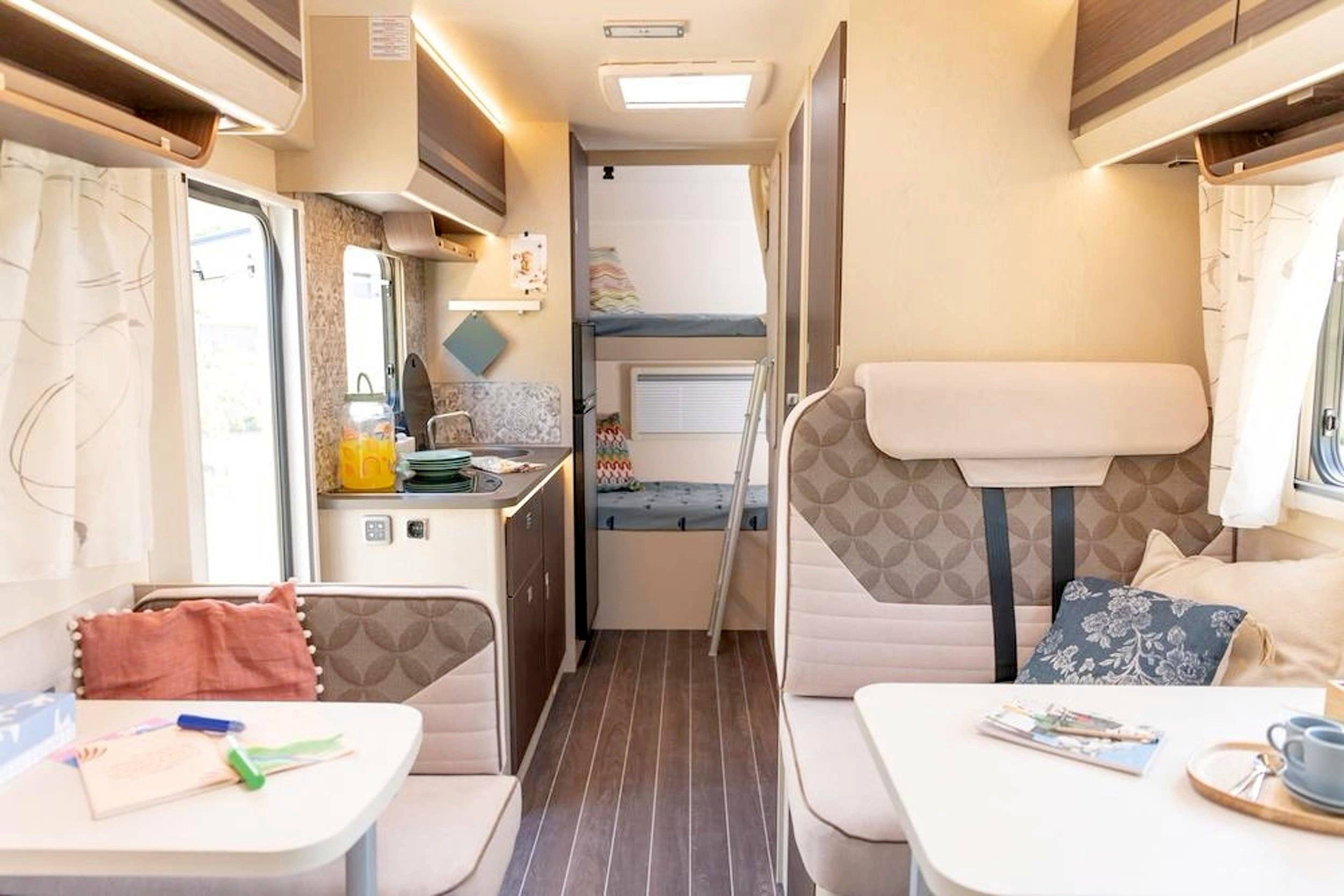 Dining Area Fiat Ducato 2,2 l 120 ch - Yescapa