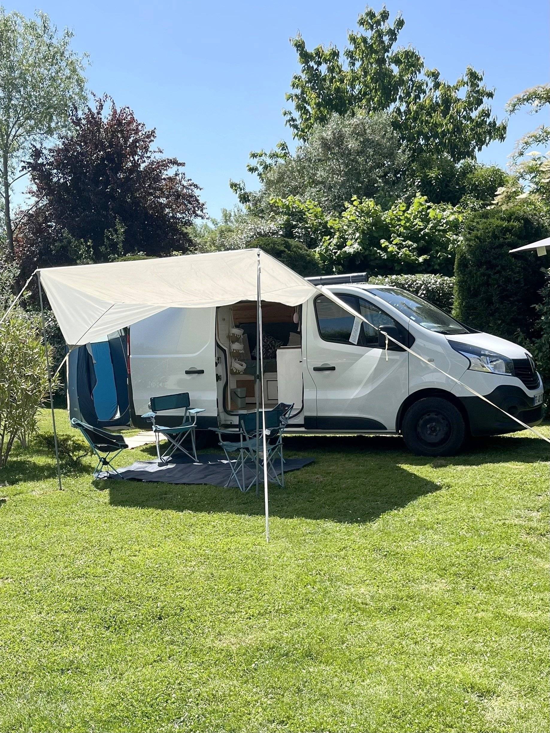 Vista del vehicle angle davanter Renault Trafic III 1.6 dci - Yescapa