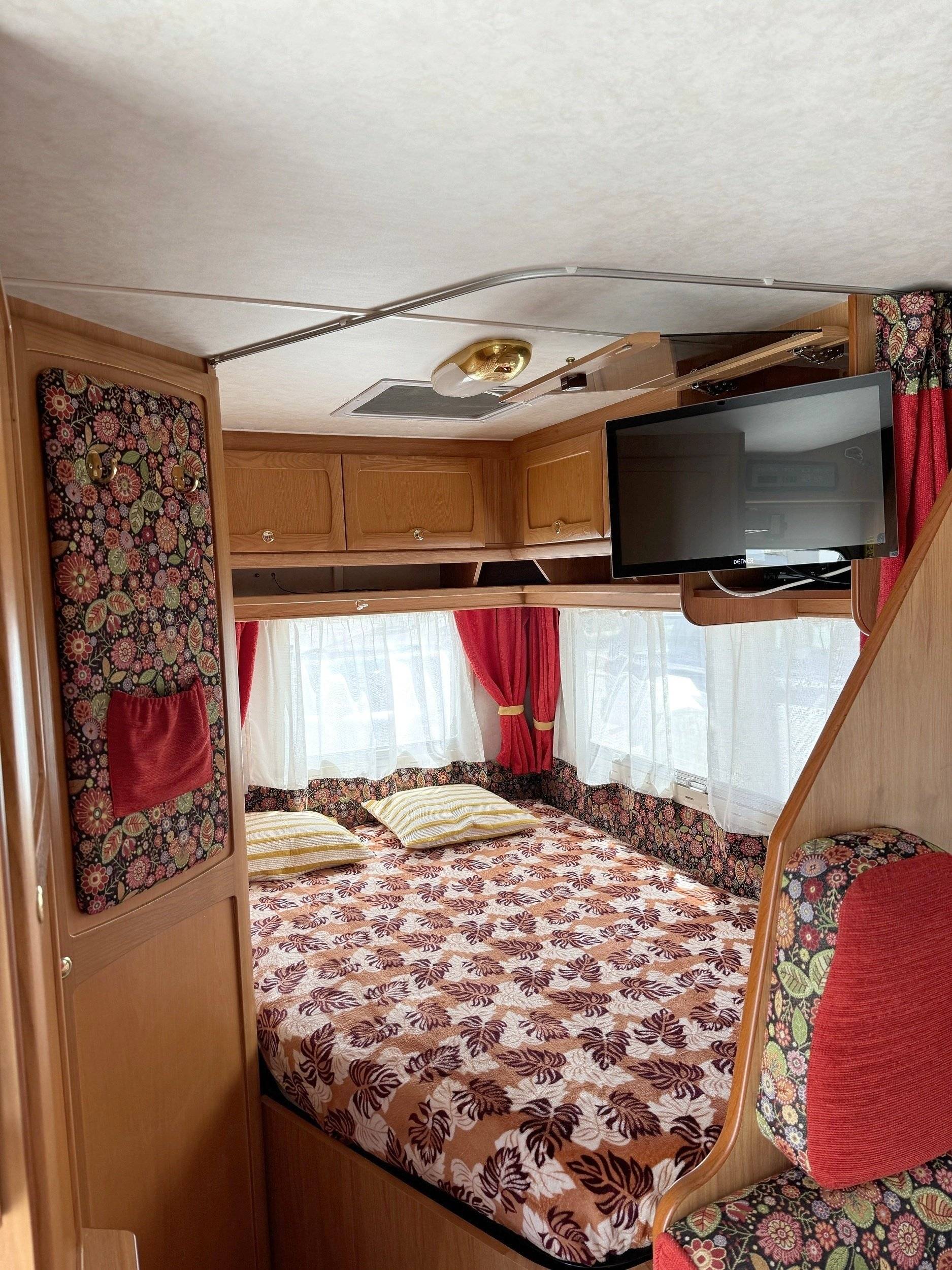 Berth Fiat Ducato 2.8 Idti - Yescapa