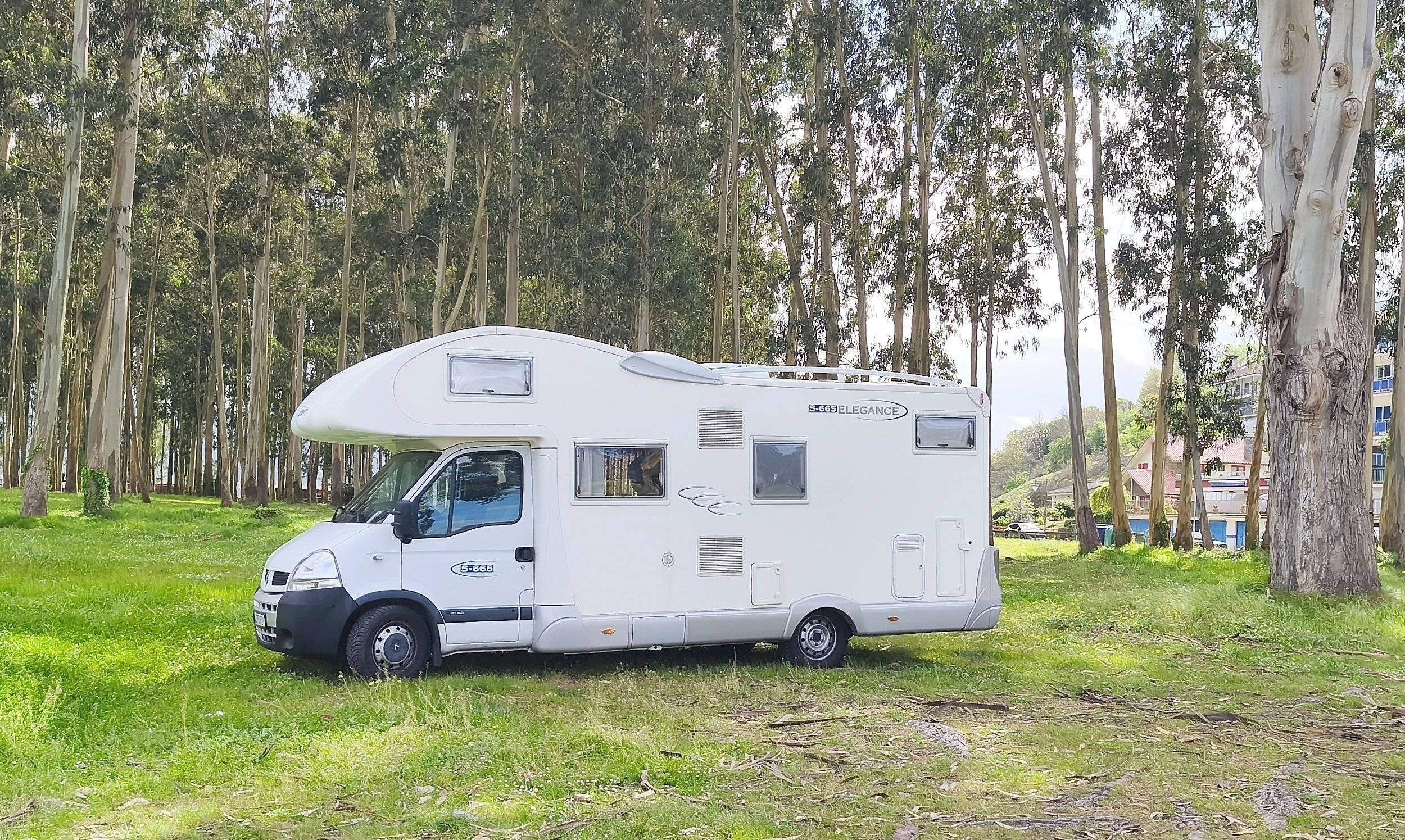 Vista del vehículo ángulo delantero Renault Master 3,0 l. dCi 140 ch. - Yescapa