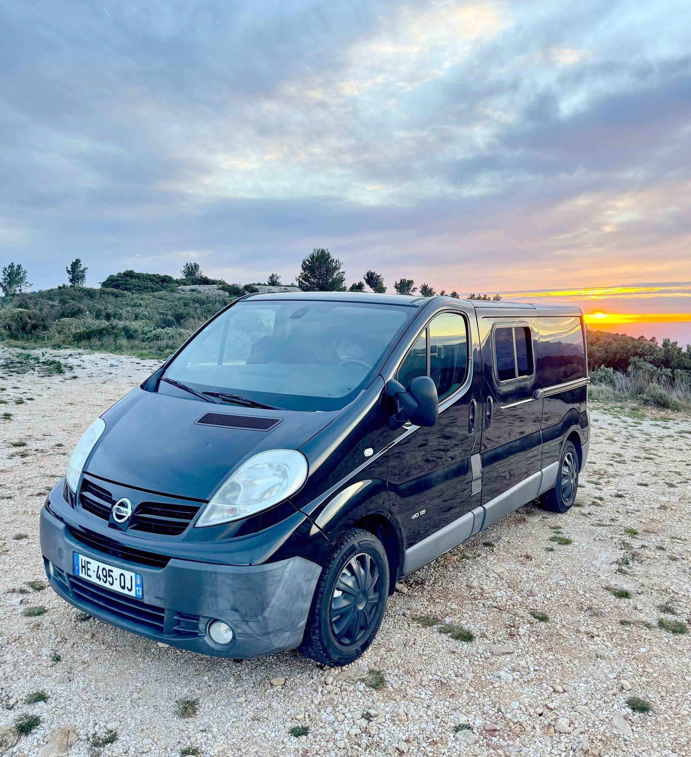 Vue avant de 3/4 Nissan Primastar l2h1 115ch - Yescapa