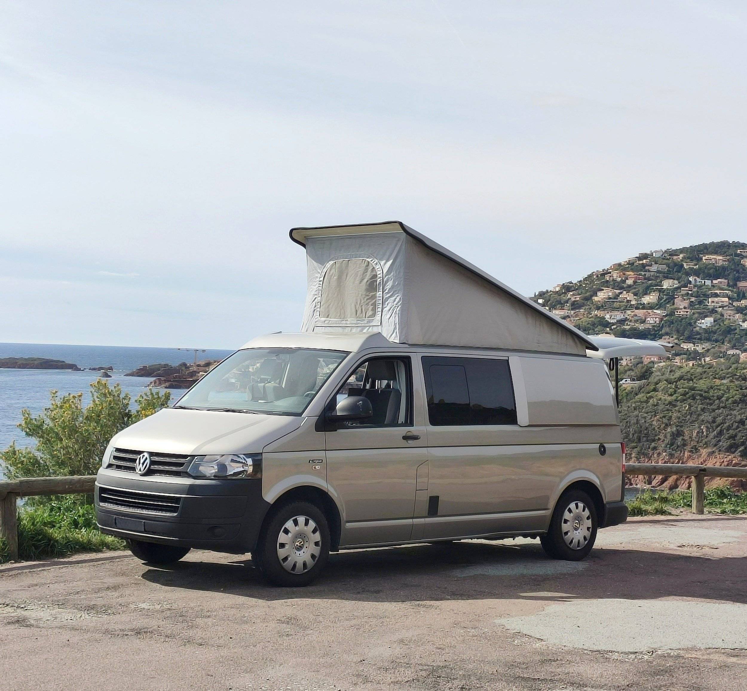 Vista del vehículo ángulo delantero Volkswagen T5 2 l 140 ch - Yescapa