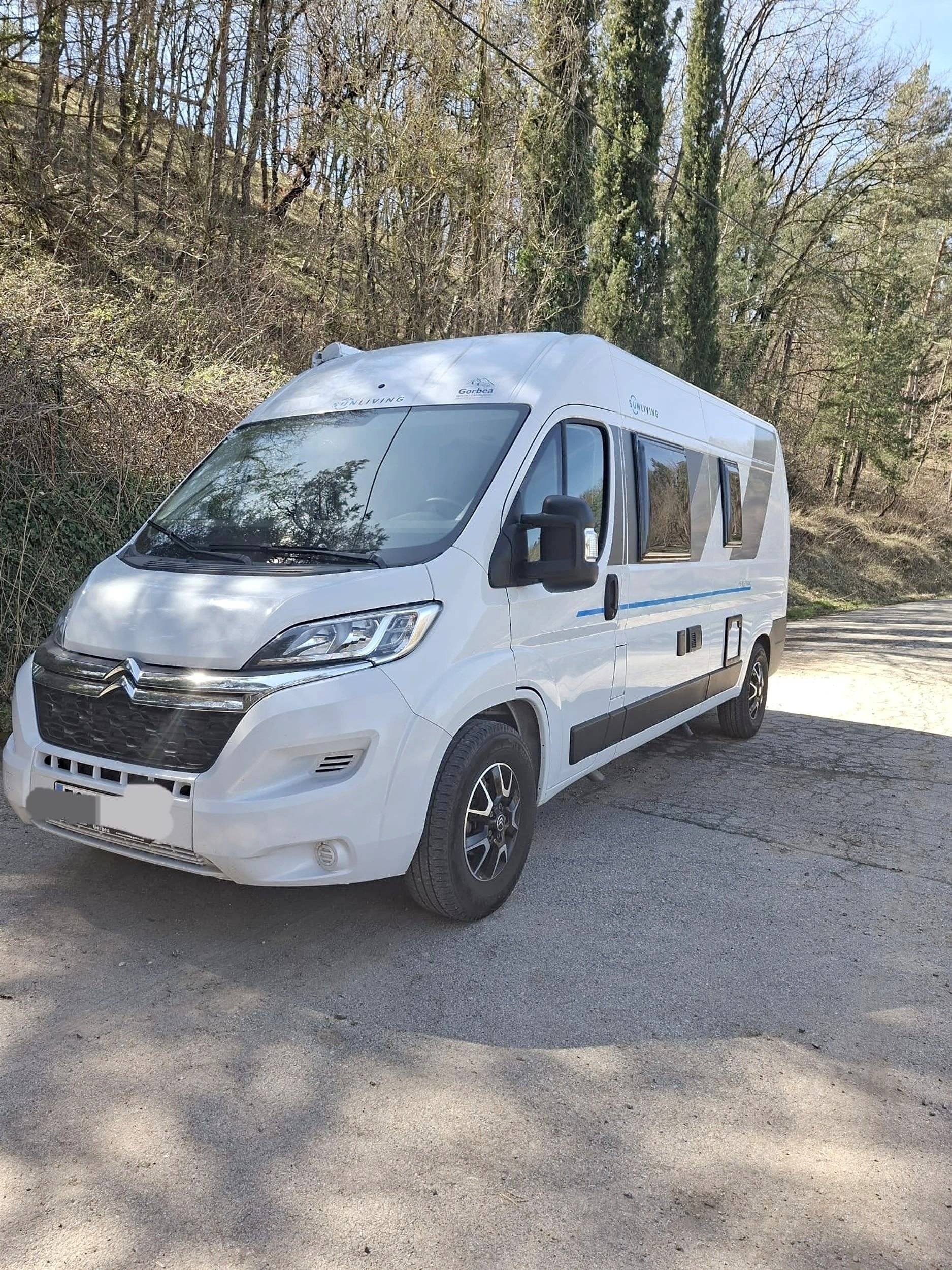 Front view from 3/4 Citroën JUMPER 2.2 BLUEHDI 140 - Yescapa