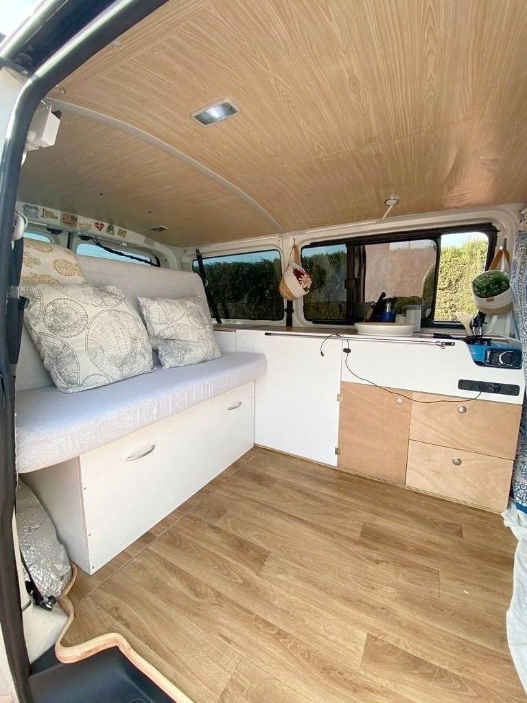 Dinette Volkswagen Transporter 1.9 TDI - Yescapa