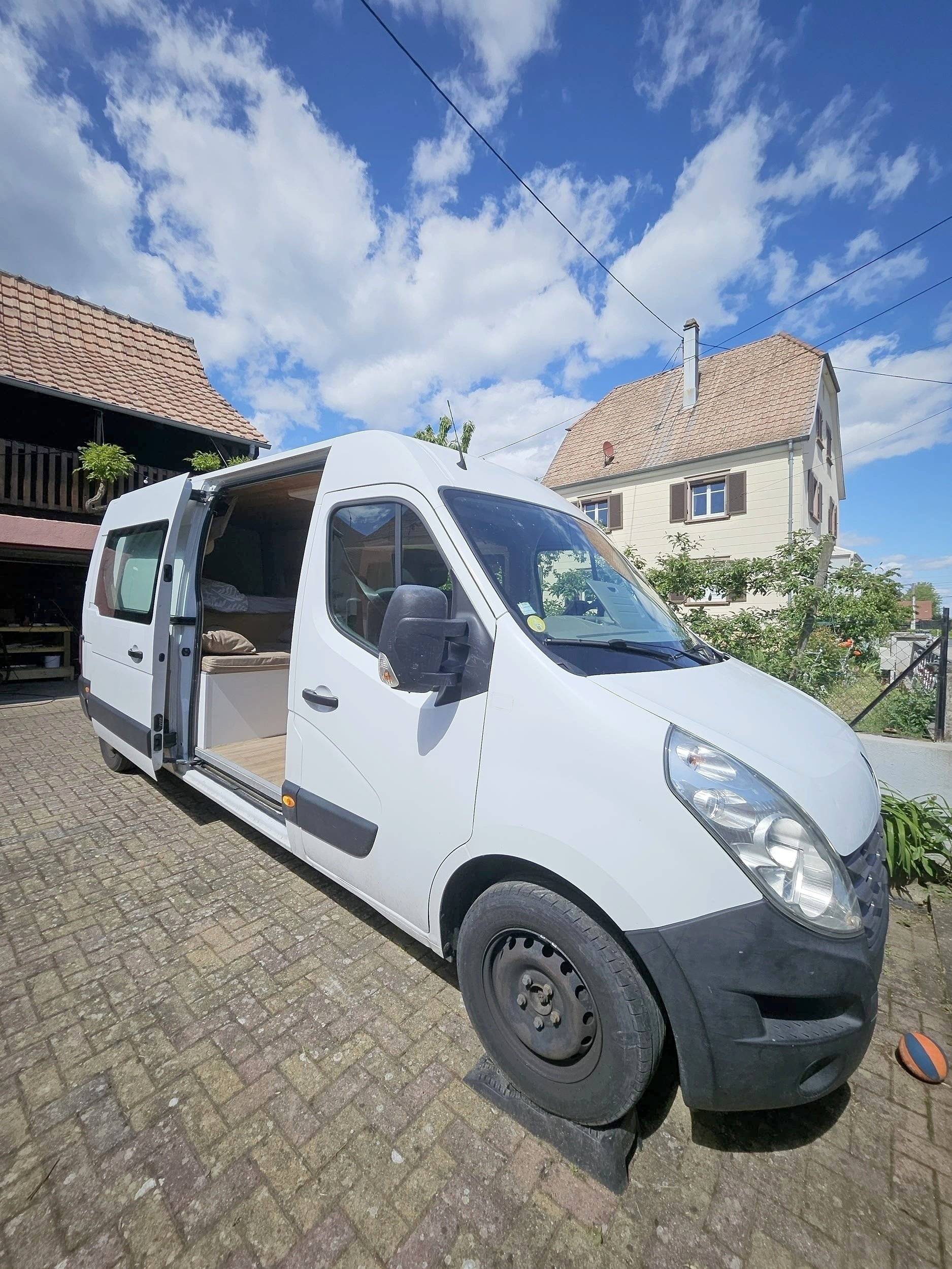 Vista de 3/4 Renault Master 2,3 l 150 ch - Yescapa