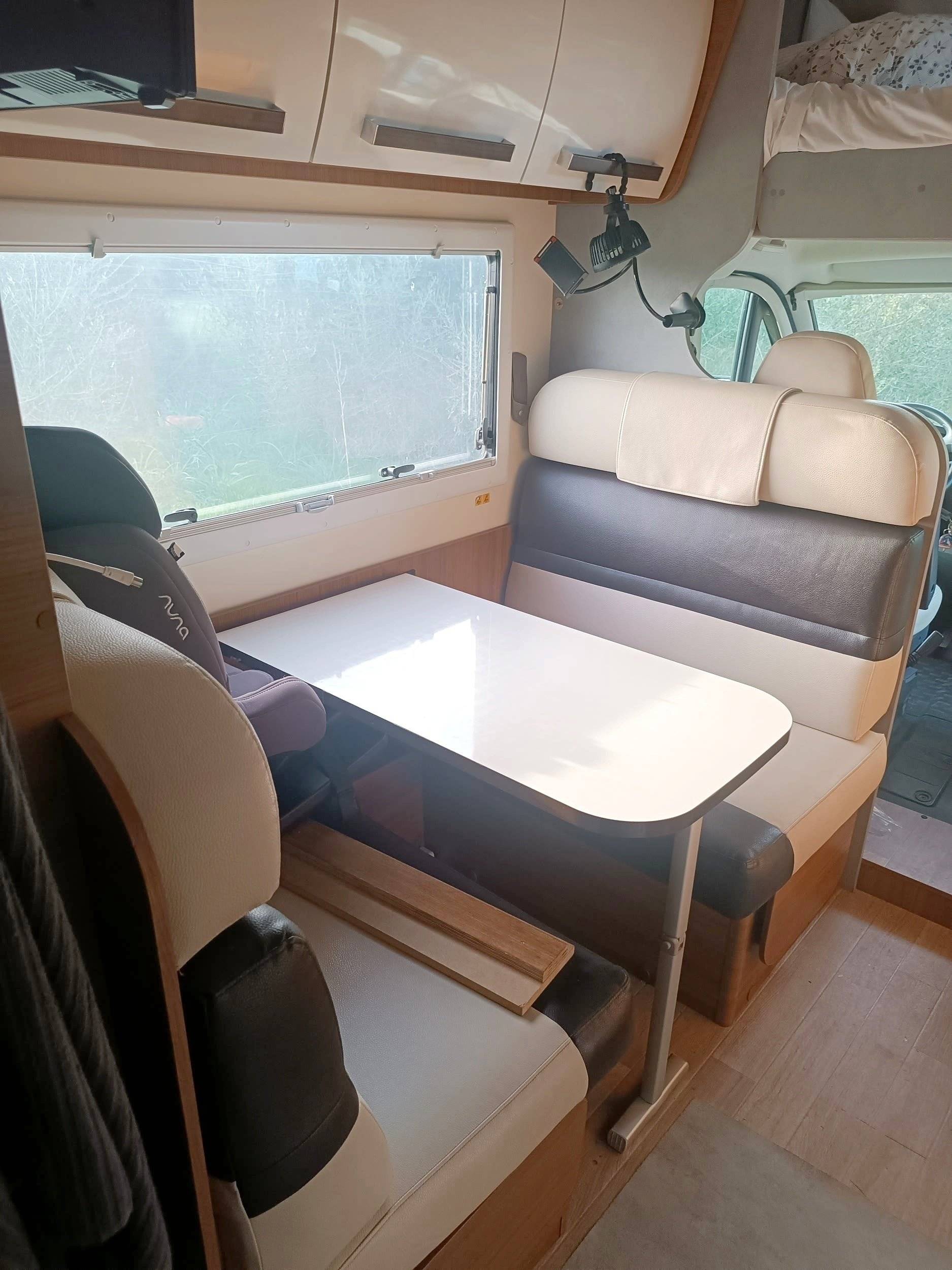 Dining Area Citroën Jumper 3,0 l 177 ch - Yescapa