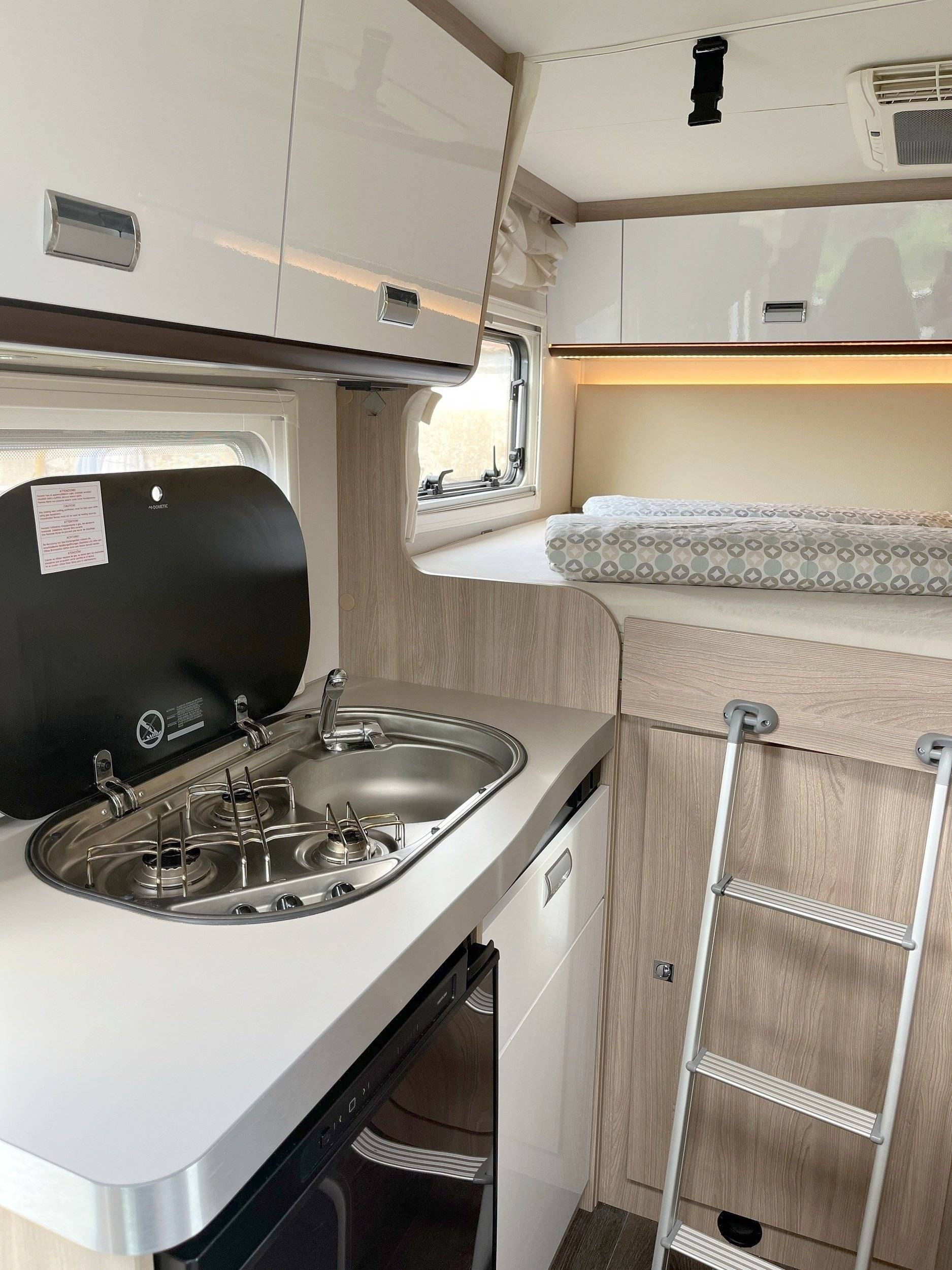 Teilintegriertes Wohnmobil