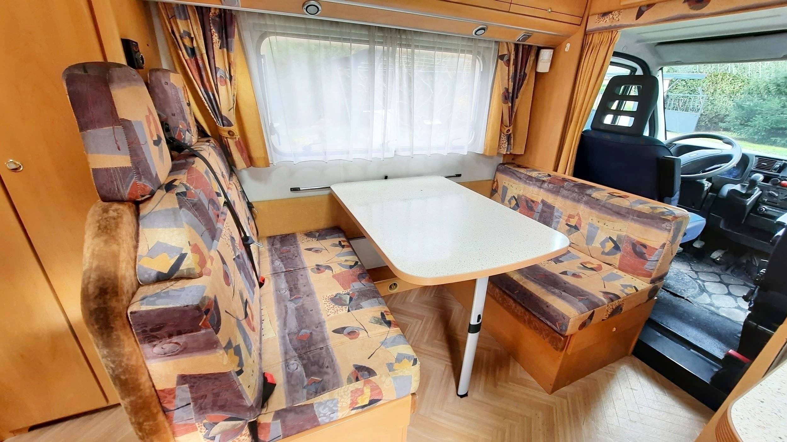Dining Area Fiat Ducato 2.8 127cv - Yescapa