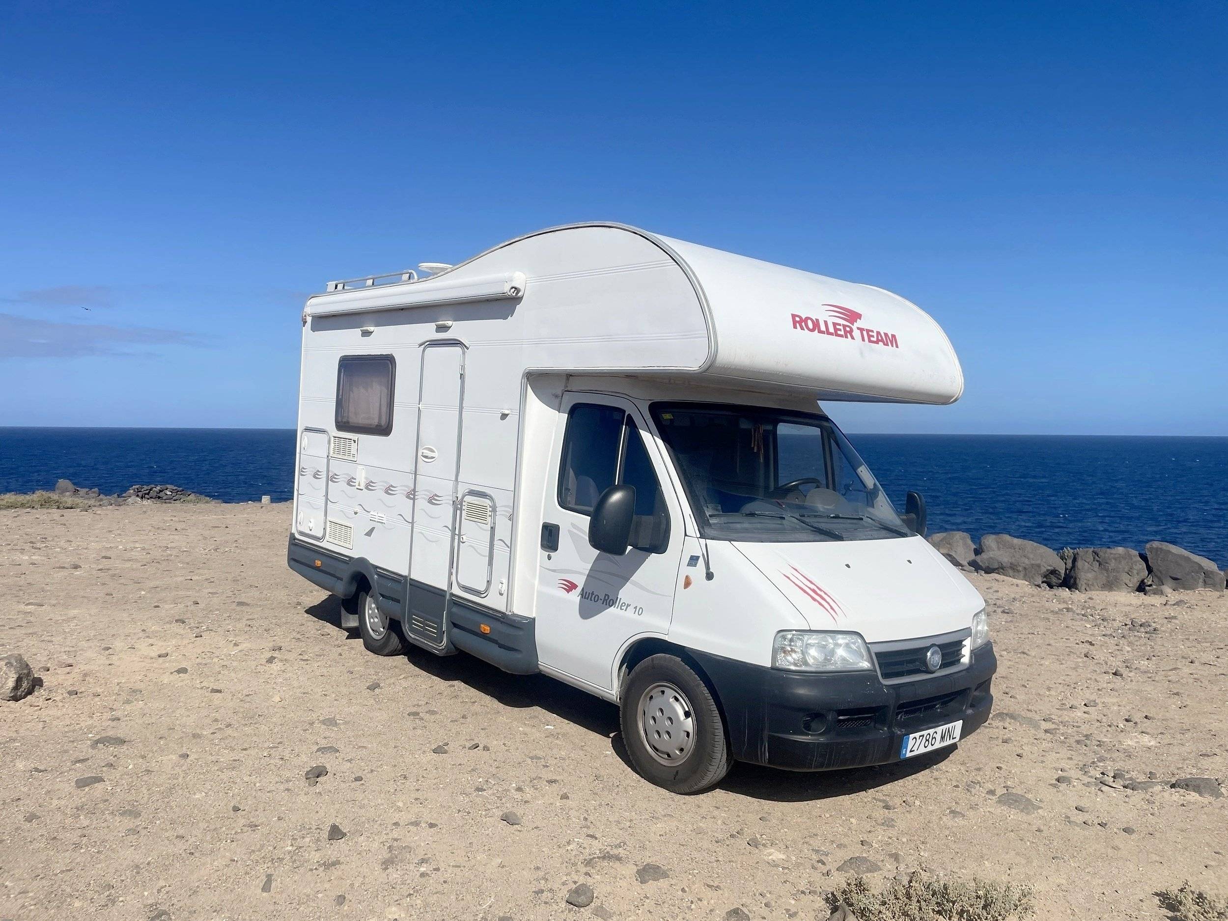 Front view from 3/4 Peugeot Ducato 110.2.0JTD - Yescapa