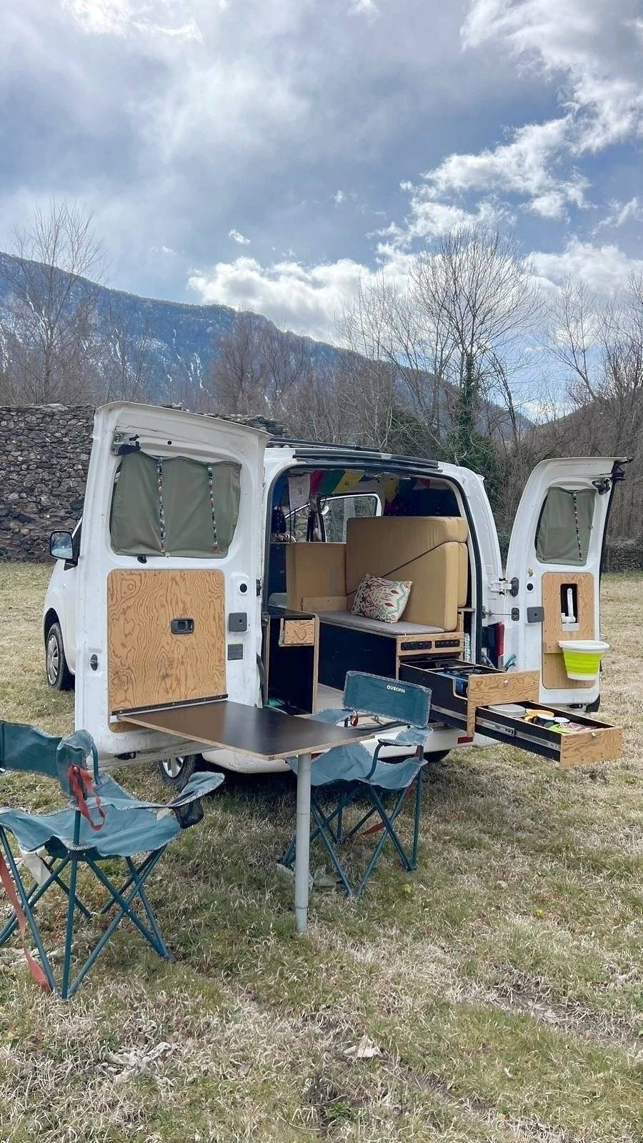 Vue avant de 3/4 Nissan NV200 - Yescapa