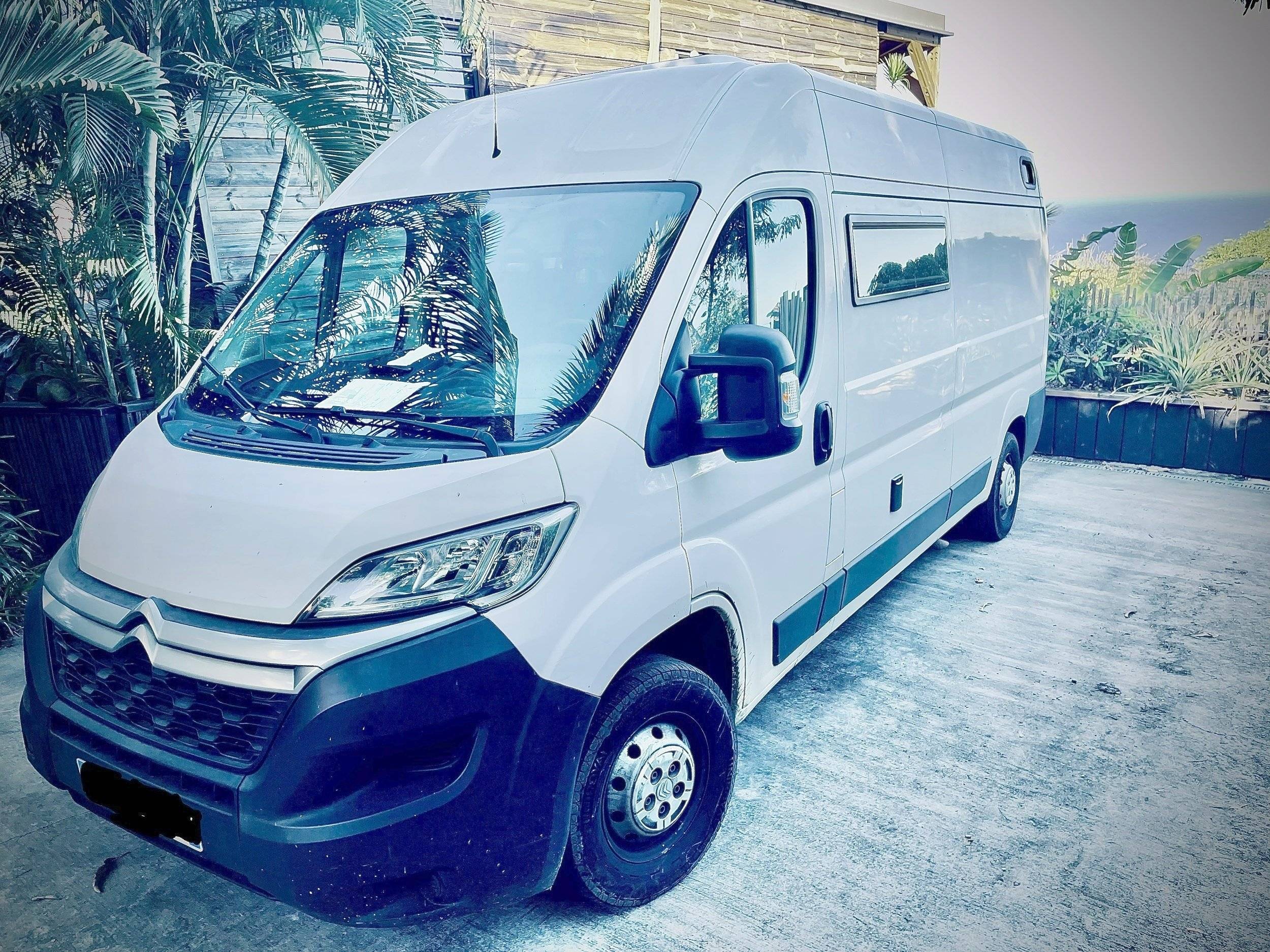 Front view from 3/4 Citroën Jumper 2,2 l 150 ch - Yescapa