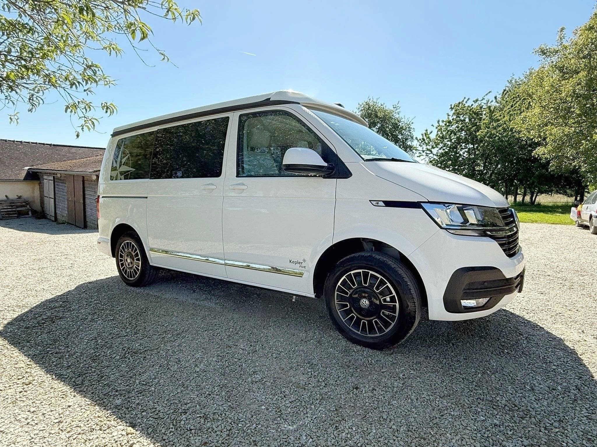 Front view from 3/4 Volkswagen Volkswagen Transporter T6 - Yescapa