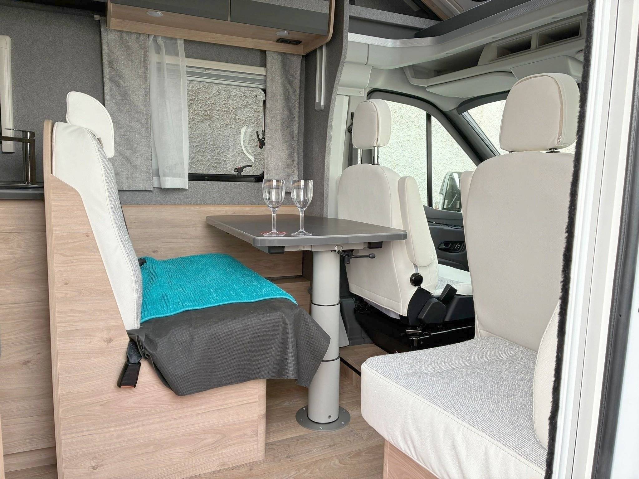 Dining Area Ford Ford Transit 165 CV - Yescapa