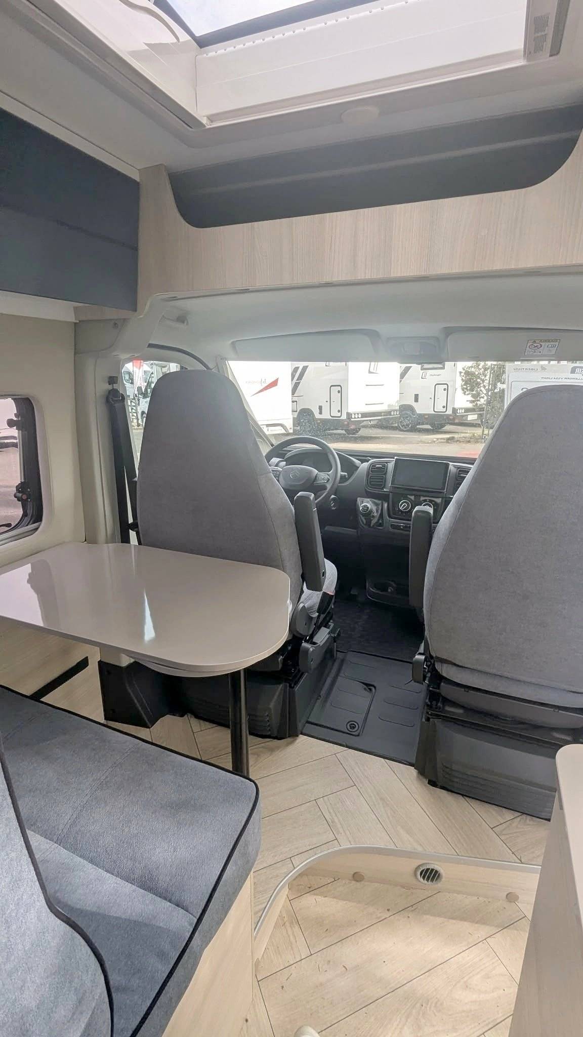 Área de jantar Fiat Ducato 2,2 l Multijet 130 ch. - Yescapa