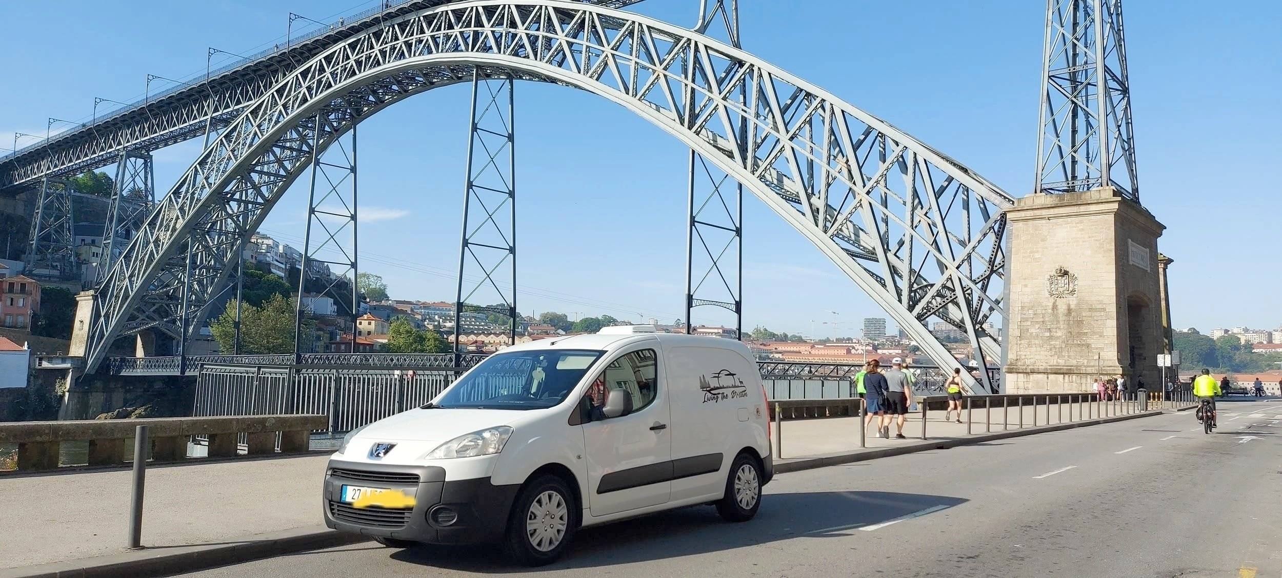 Vista de 3/4 Peugeot Partner 1,6 HDI 90 ch - Yescapa