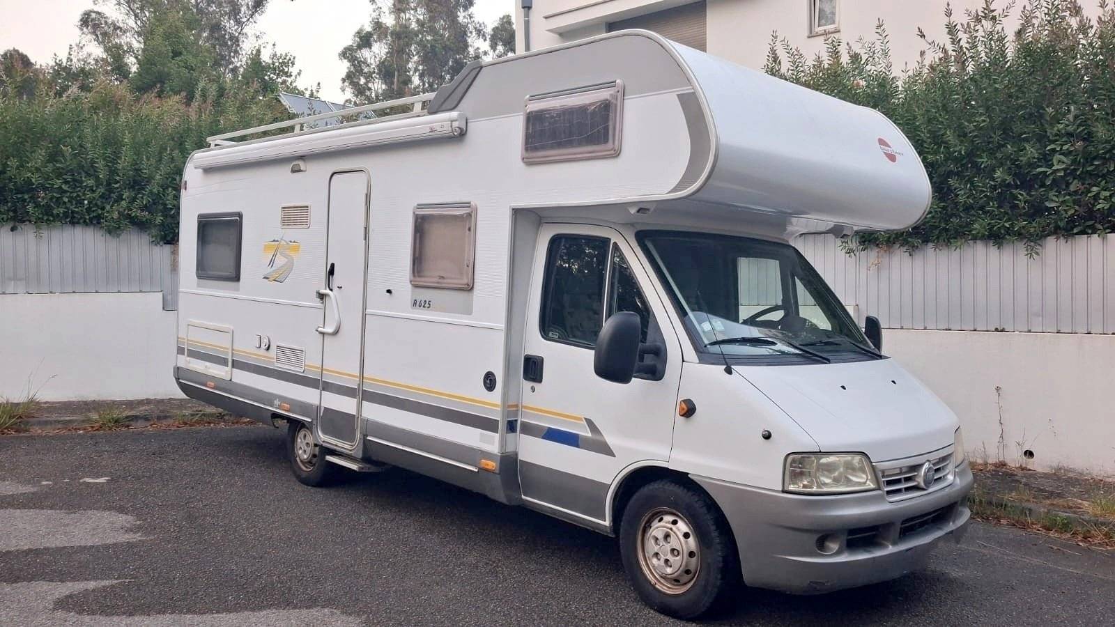 schräge Vorderansicht Fiat Ducato 2,8 - Yescapa