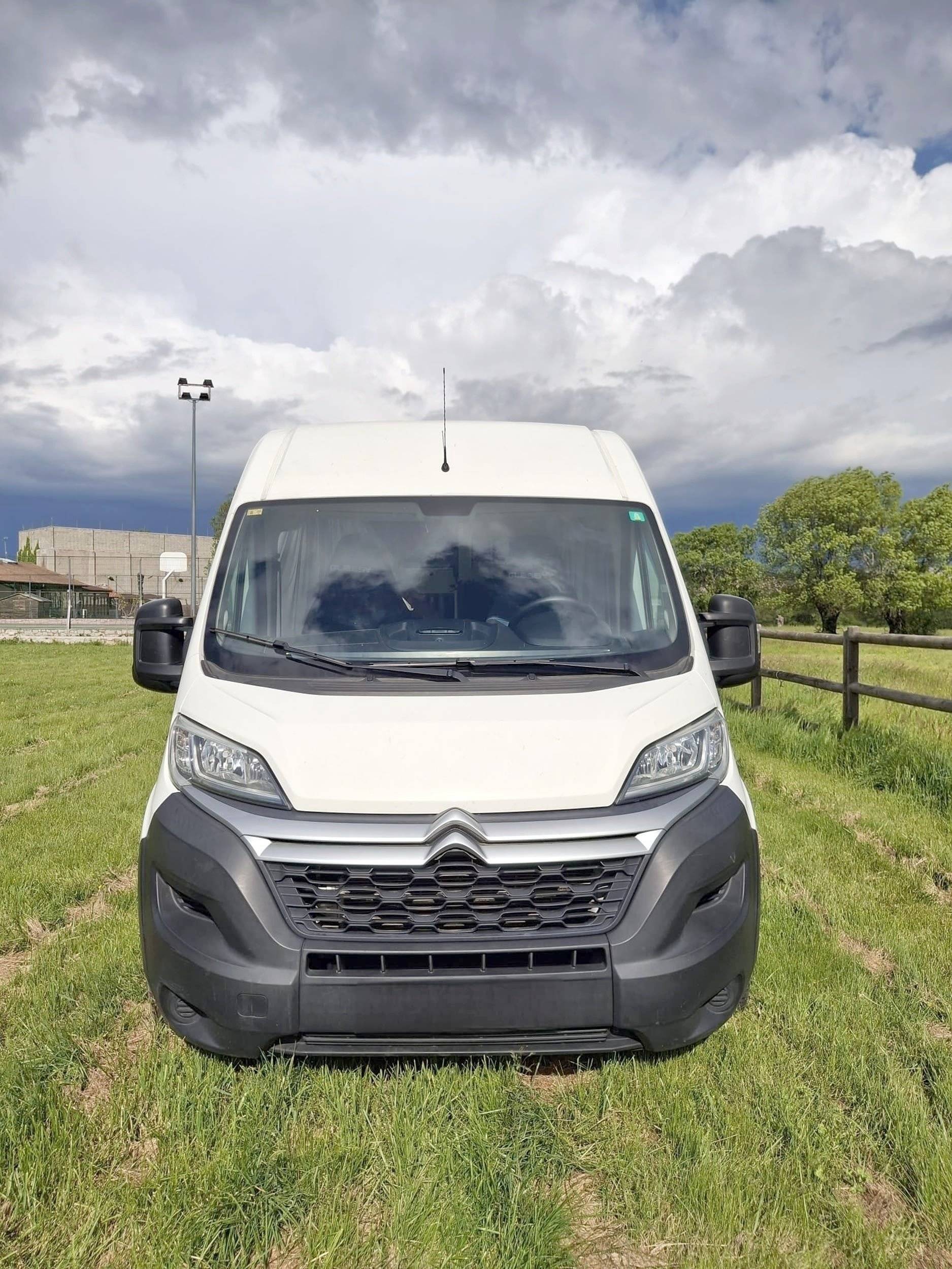 Front view from 3/4 Citroën Citroën jumper - Yescapa